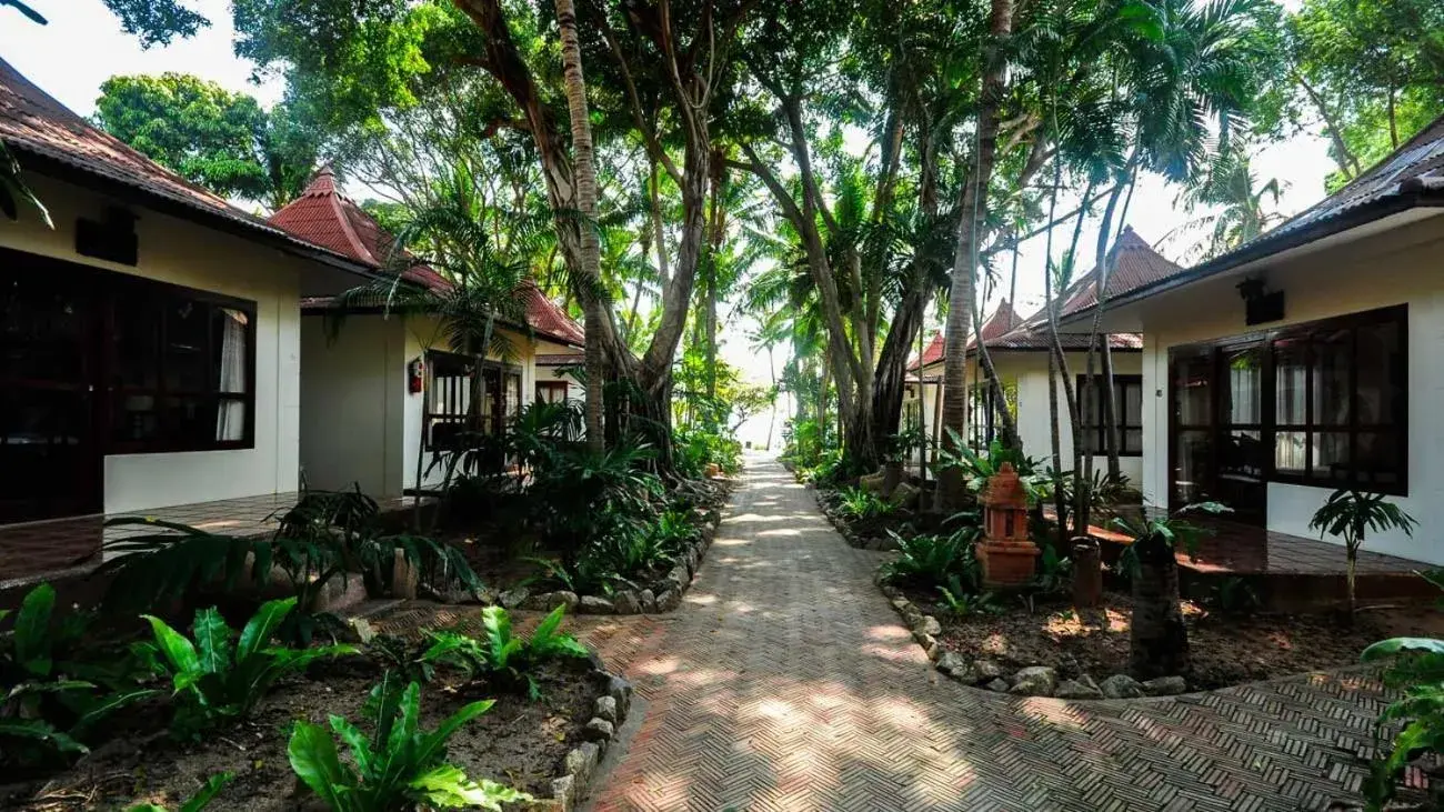 Garden view in Chaweng Buri Resort Garden view in Chaweng Buri Resort