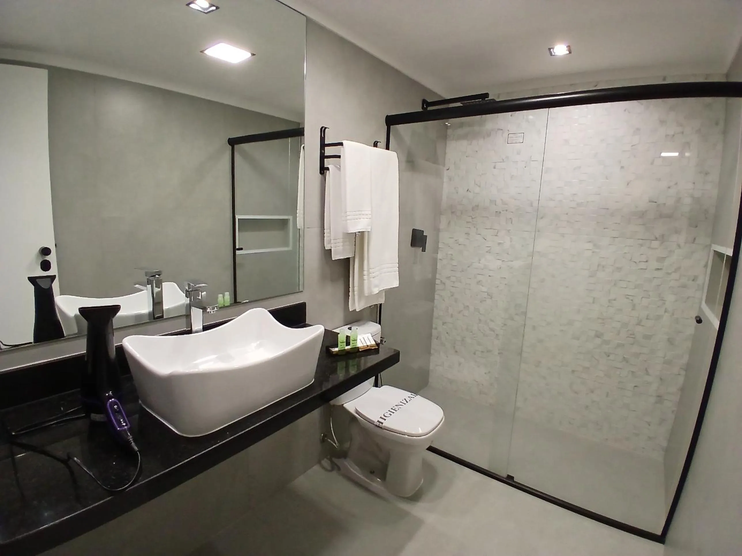 Toilet in Landmark Residence - OFICIAL