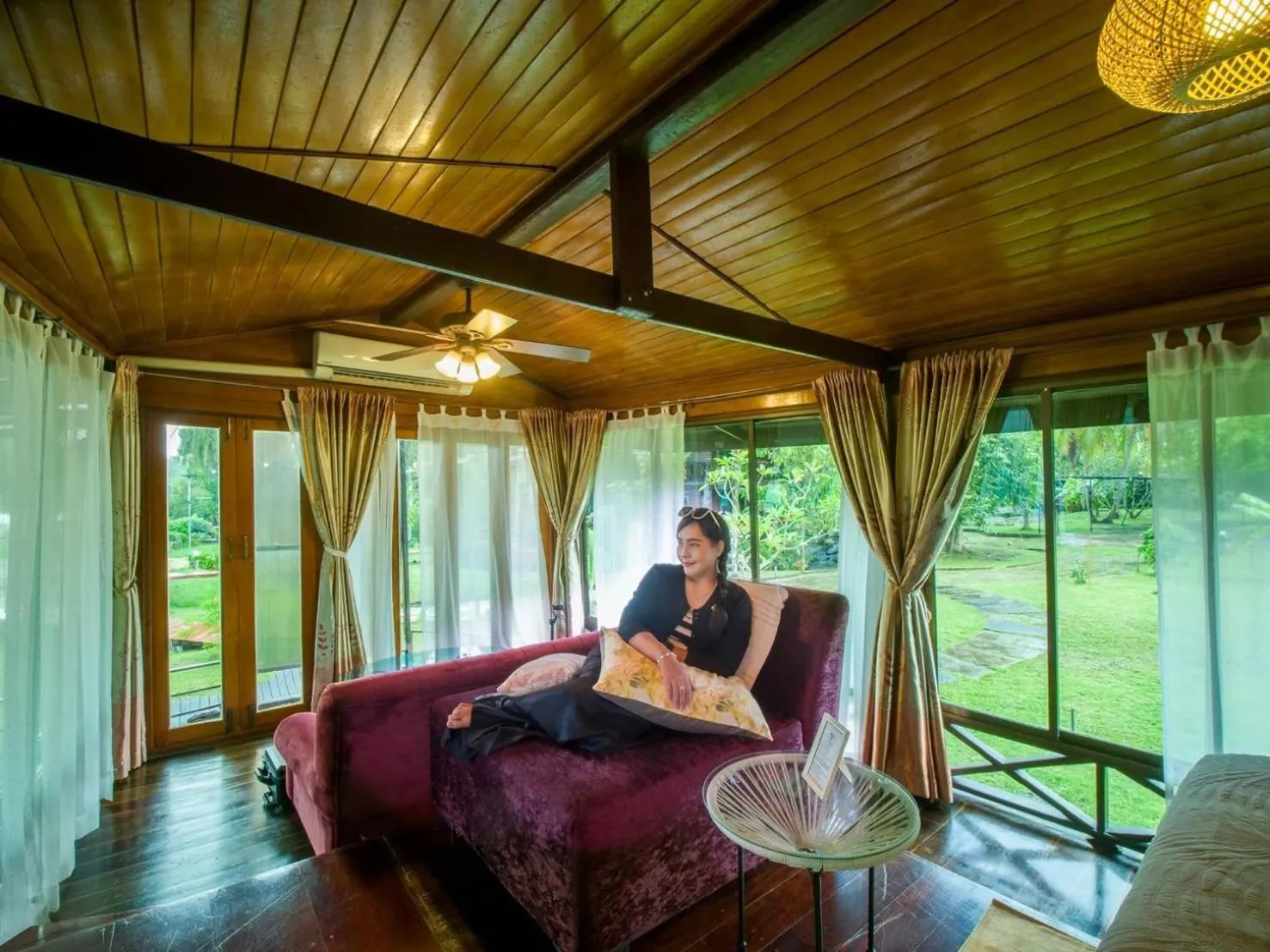 Living room in Kaengkrachan Boathouse Paradise Resort