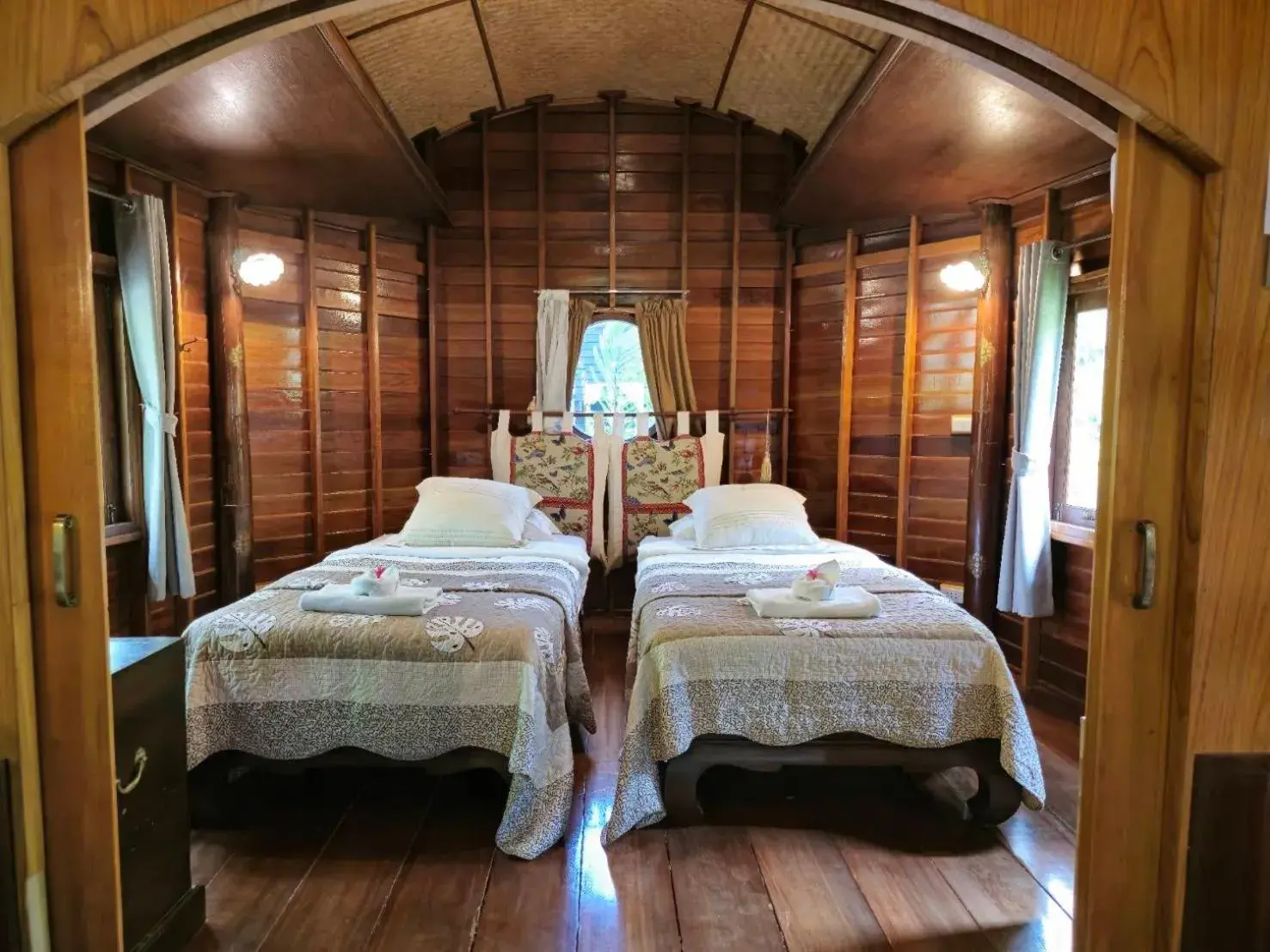 Bedroom, Bed in Kaengkrachan Boathouse Paradise Resort Bedroom, Bed in Kaengkrachan Boathouse Paradise Resort