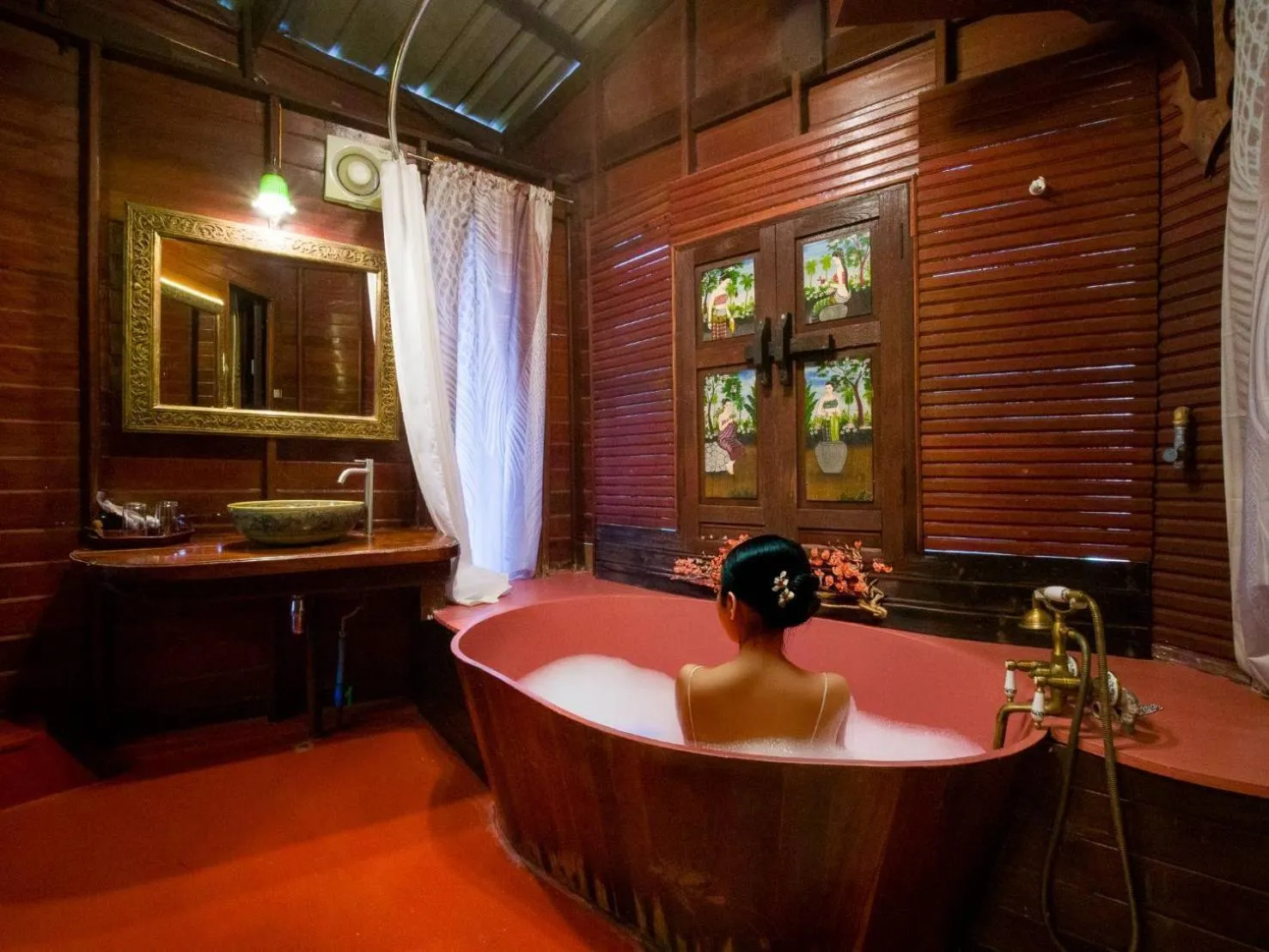 Bath in Kaengkrachan Boathouse Paradise Resort