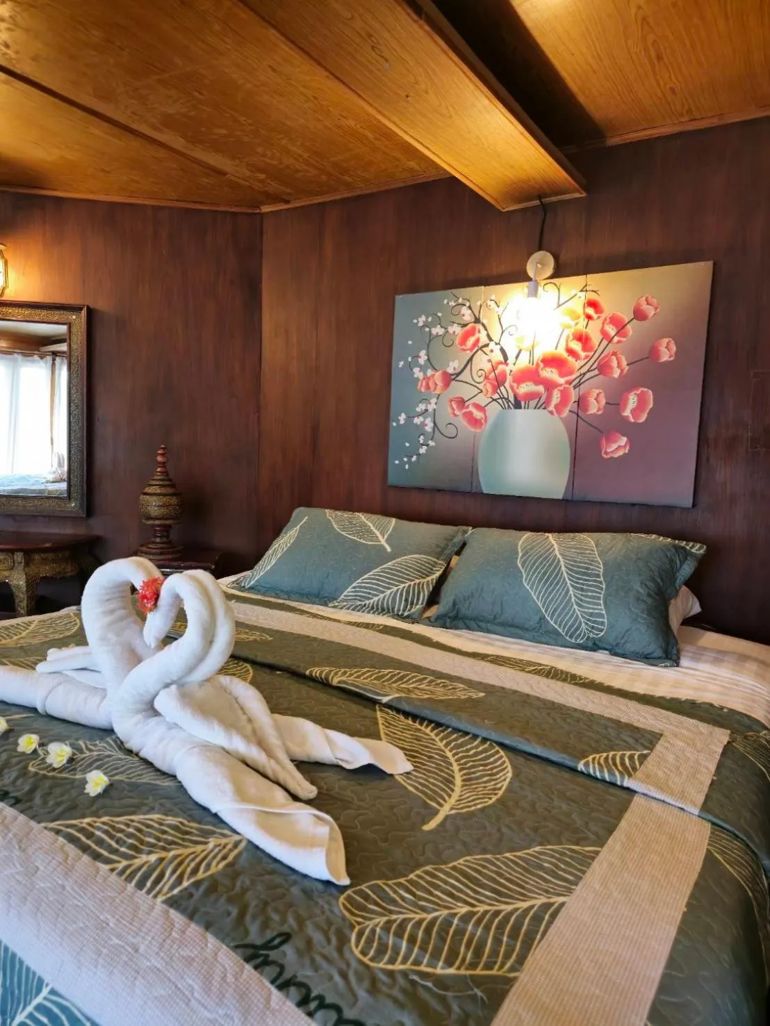 Photo of the whole room, Bed in Kaengkrachan Boathouse Paradise Resort