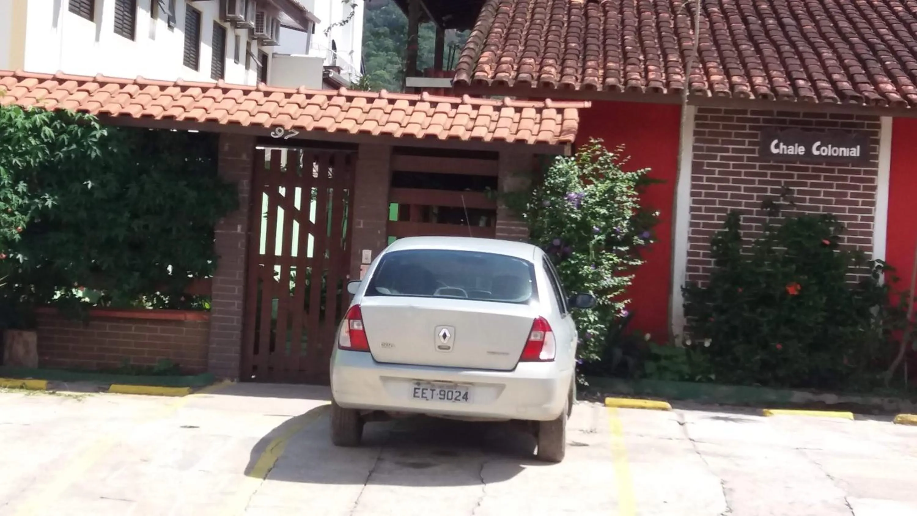 Facade/entrance in Chale Colonial