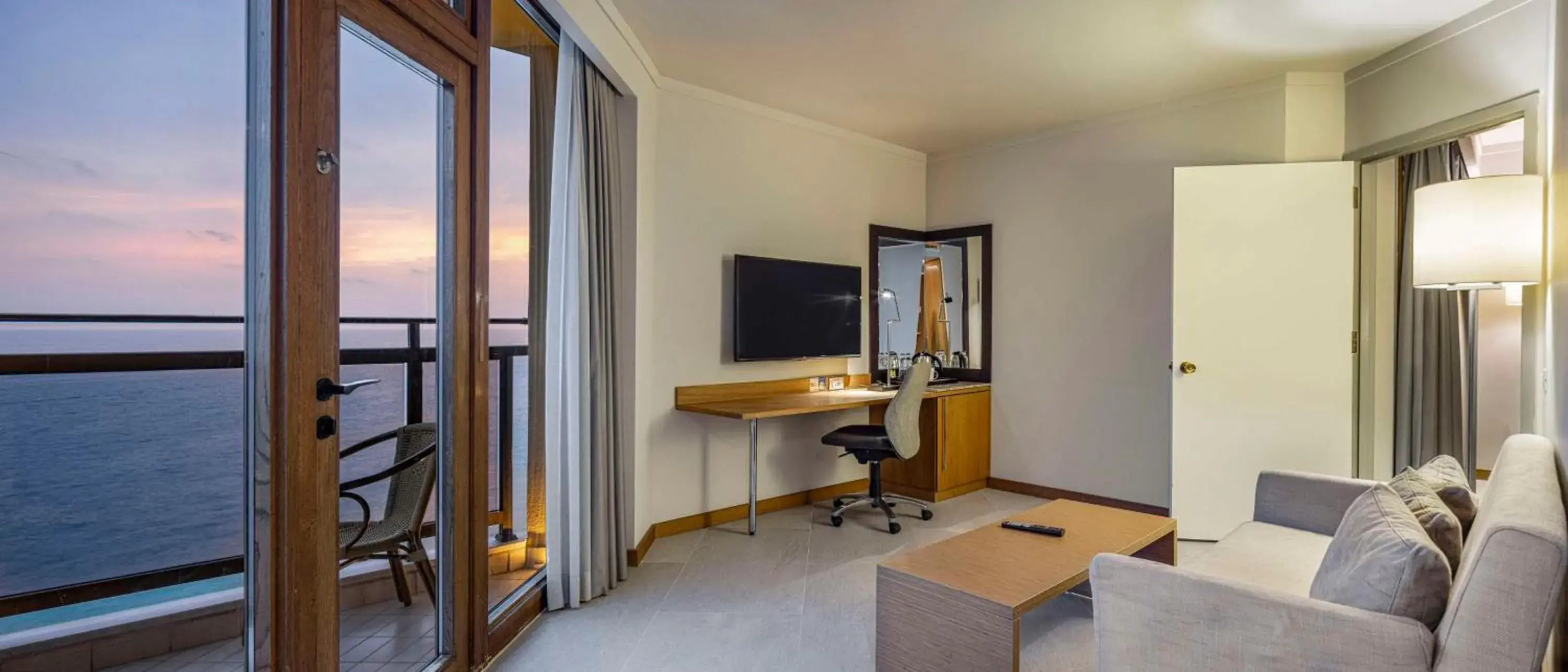 Deluxe Suite with Sea View in Mersin HiltonSA Deluxe Suite with Sea View in Mersin HiltonSA