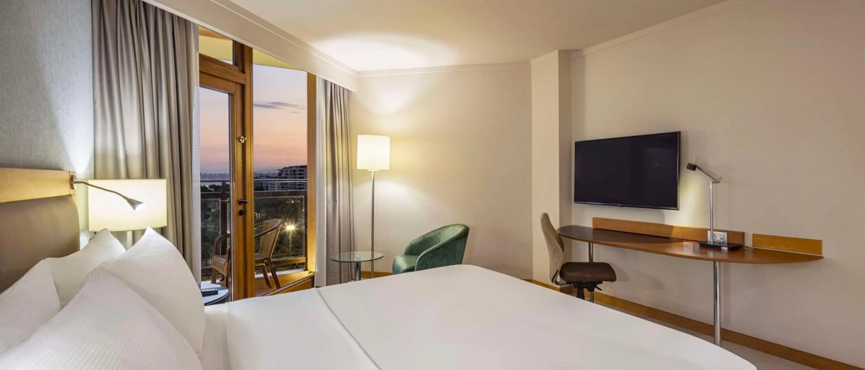 Deluxe King Room with Sea View in Mersin HiltonSA Deluxe King Room with Sea View in Mersin HiltonSA