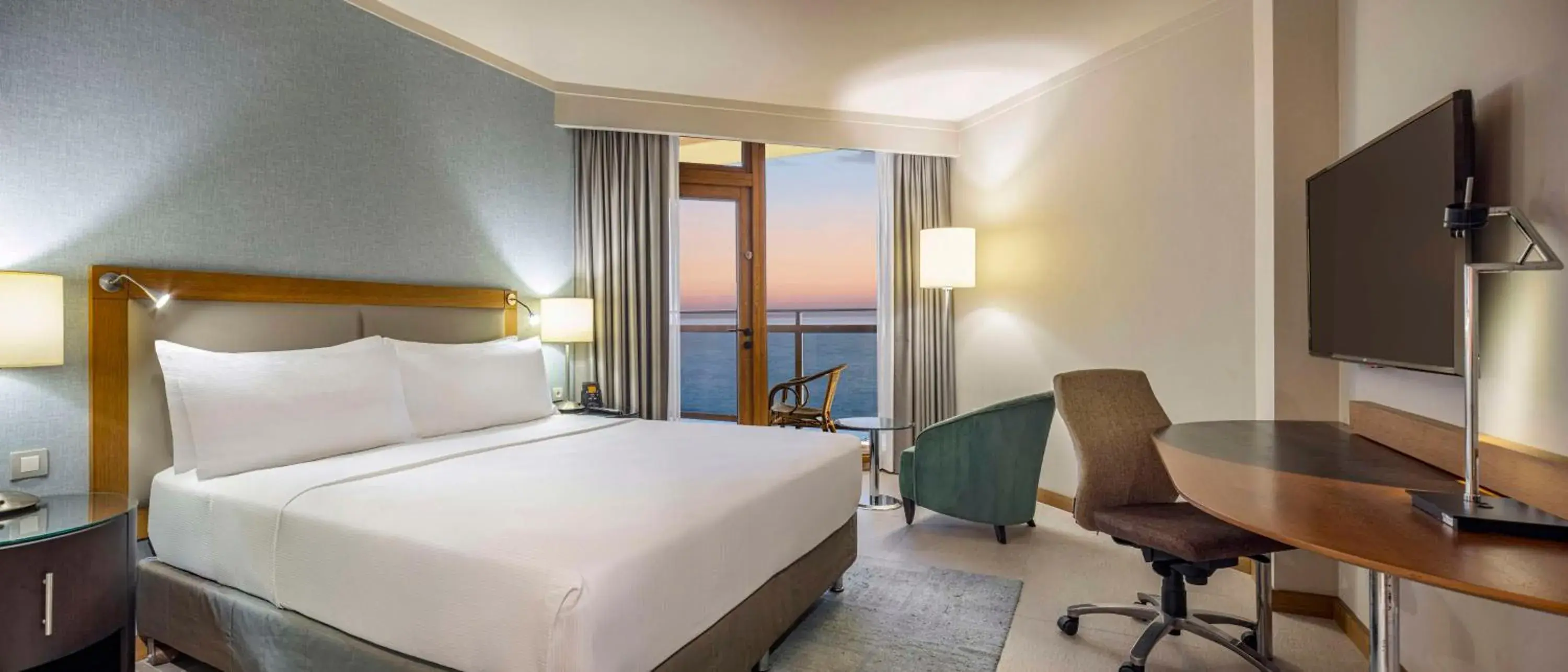 Deluxe King Room with Sea View in Mersin HiltonSA Deluxe King Room with Sea View in Mersin HiltonSA