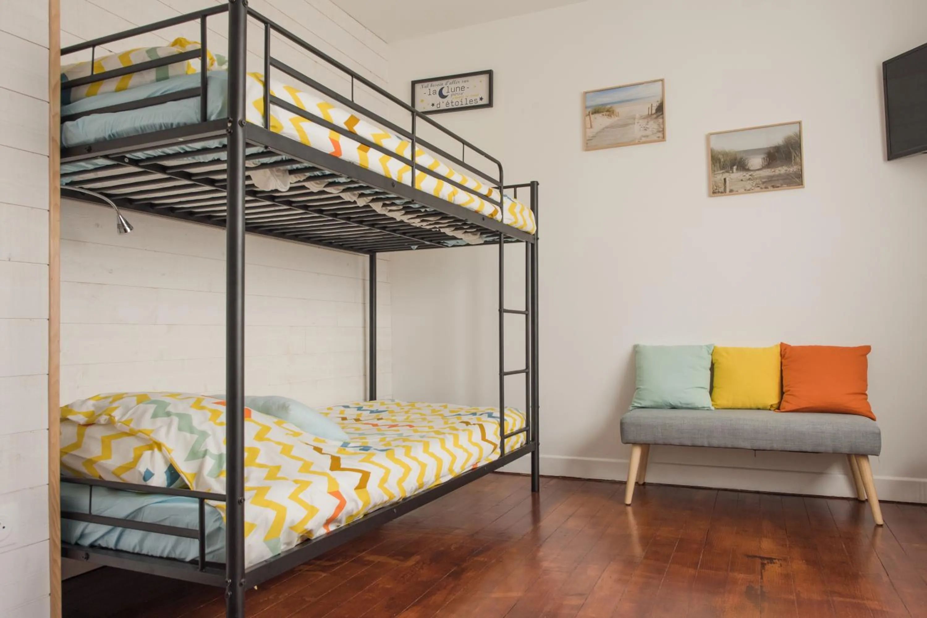 bunk bed, Bed in Les Chambres d'Hôtes de la Mer