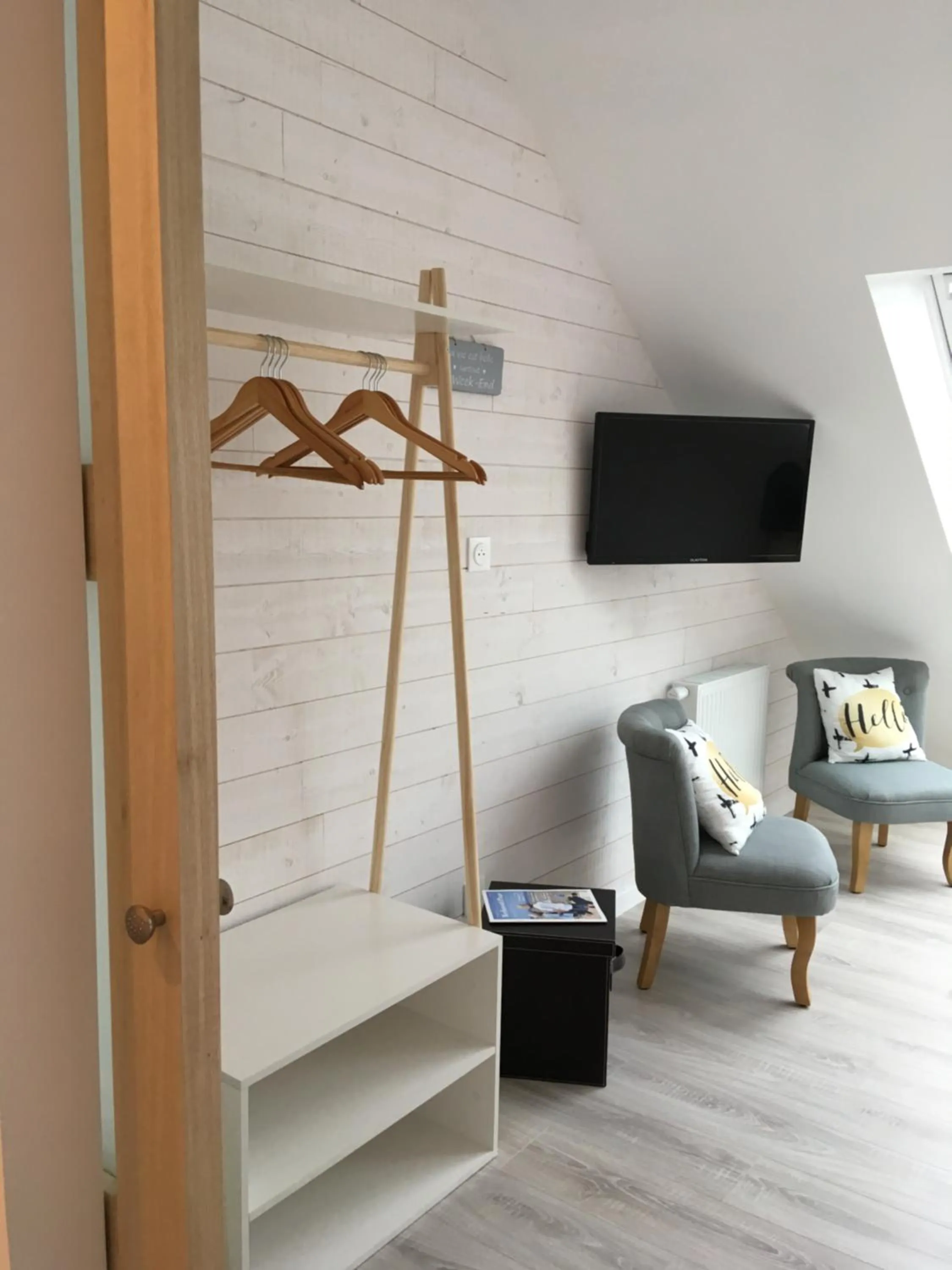 TV and multimedia in Les Chambres d'Hôtes de la Mer