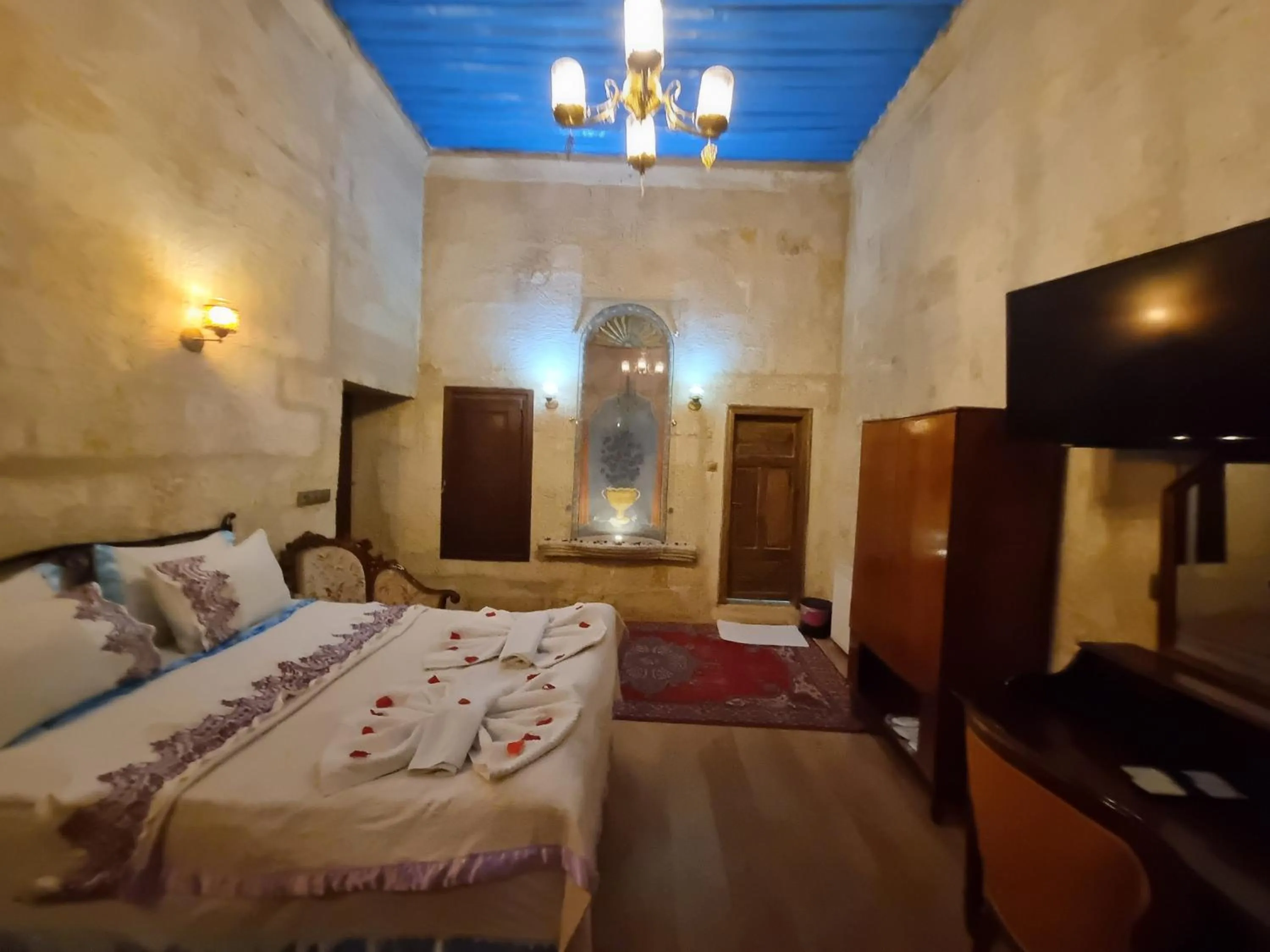 Communal lounge/ TV room in Born Hotel