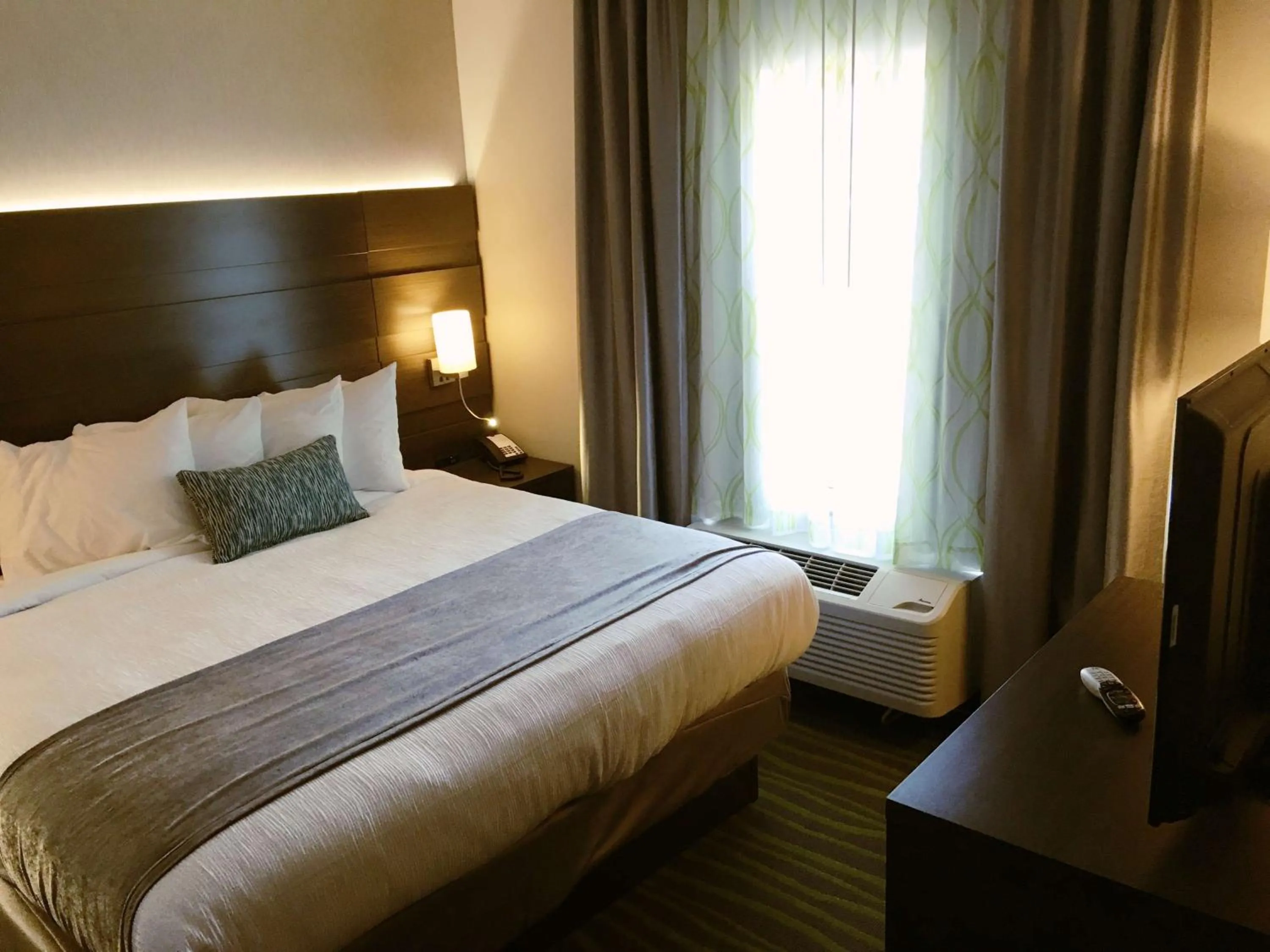 Photo of the whole room, Bed in Best Western Plus Prien Lake Hotel & Suites - Lake Charles