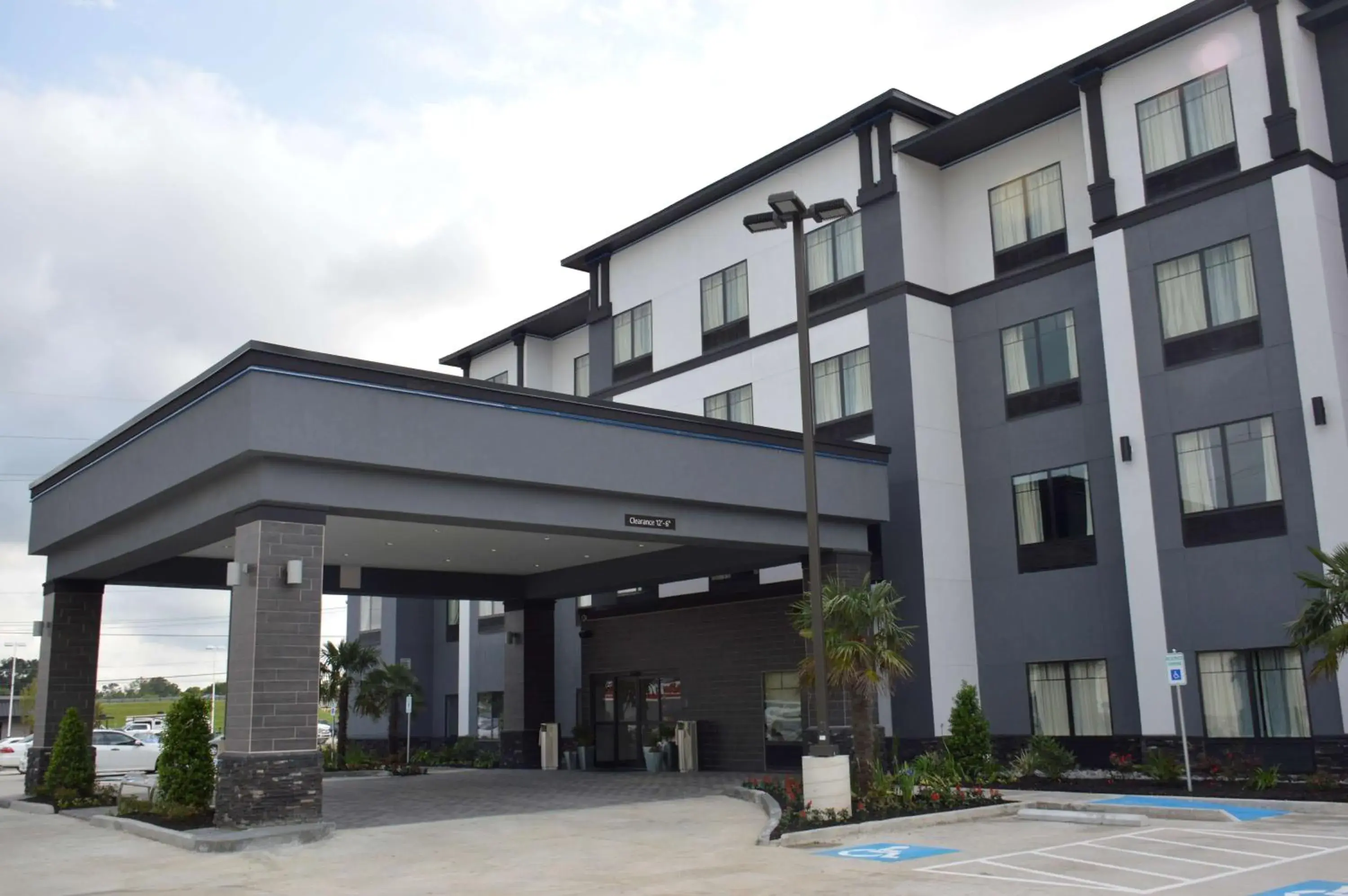 Property building in Best Western Plus Prien Lake Hotel & Suites - Lake Charles Property building in Best Western Plus Prien Lake Hotel & Suites - Lake Charles