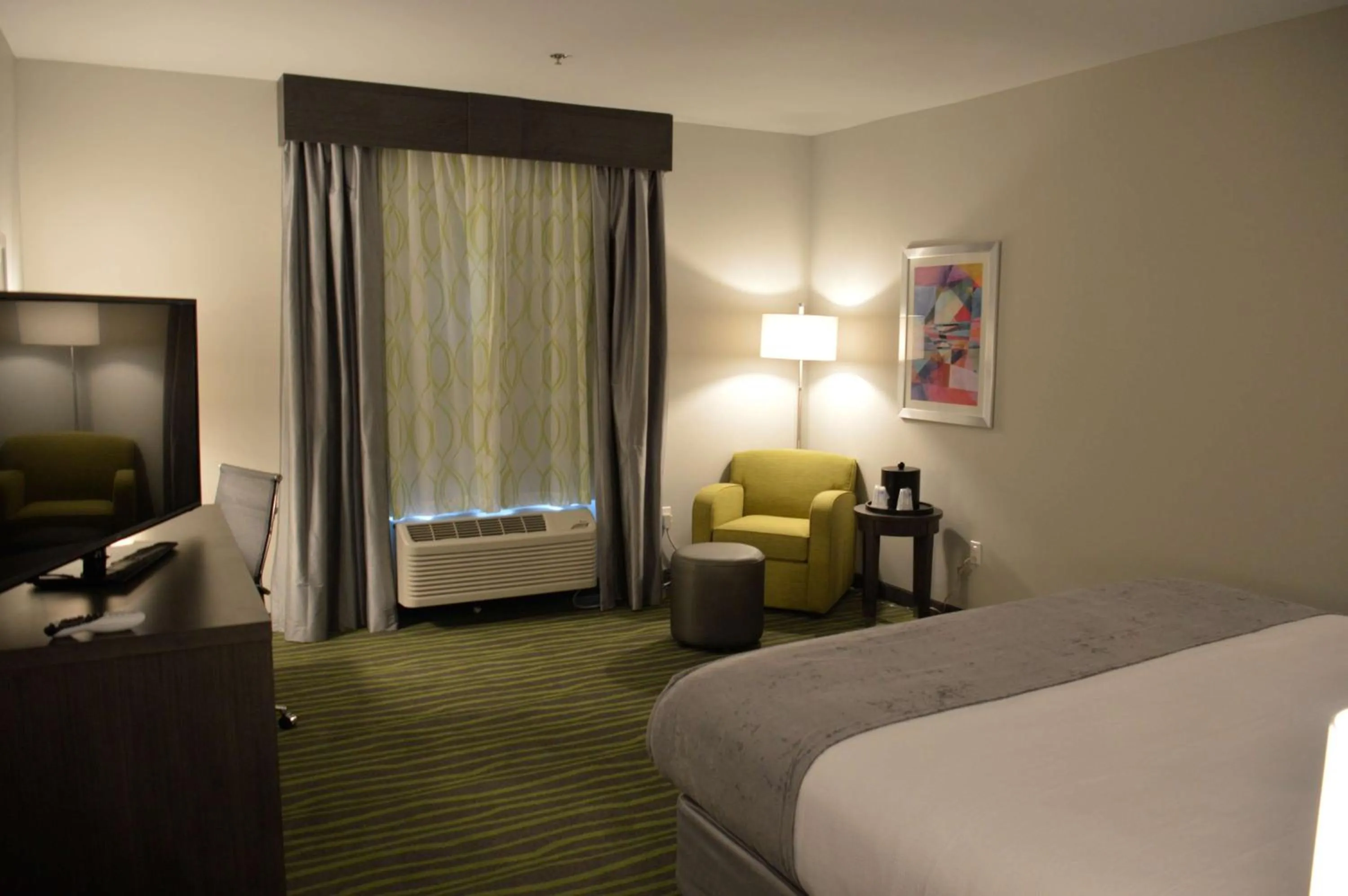Photo of the whole room, Bed in Best Western Plus Prien Lake Hotel & Suites - Lake Charles