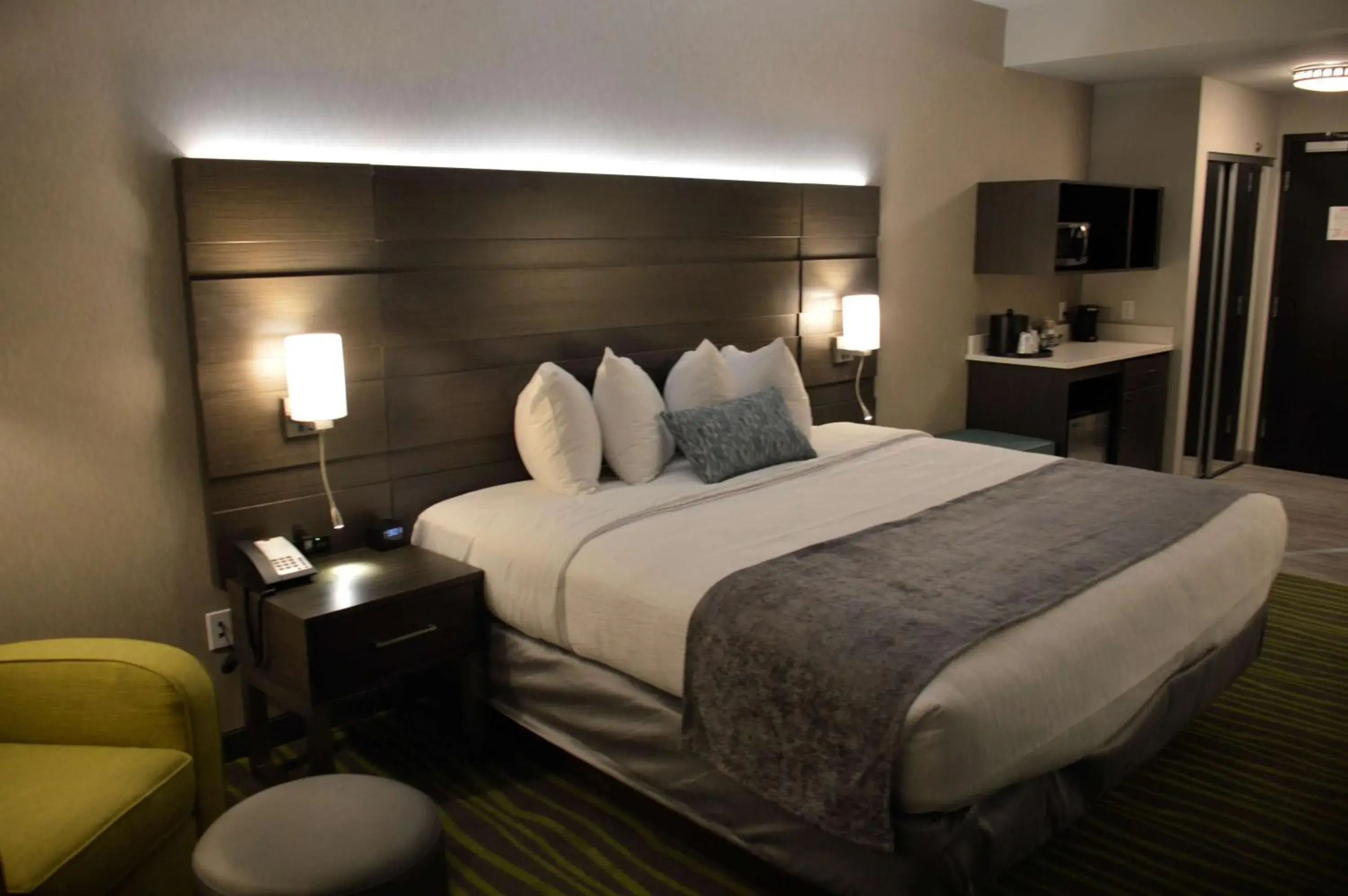 Photo of the whole room, Bed in Best Western Plus Prien Lake Hotel & Suites - Lake Charles Photo of the whole room, Bed in Best Western Plus Prien Lake Hotel & Suites - Lake Charles