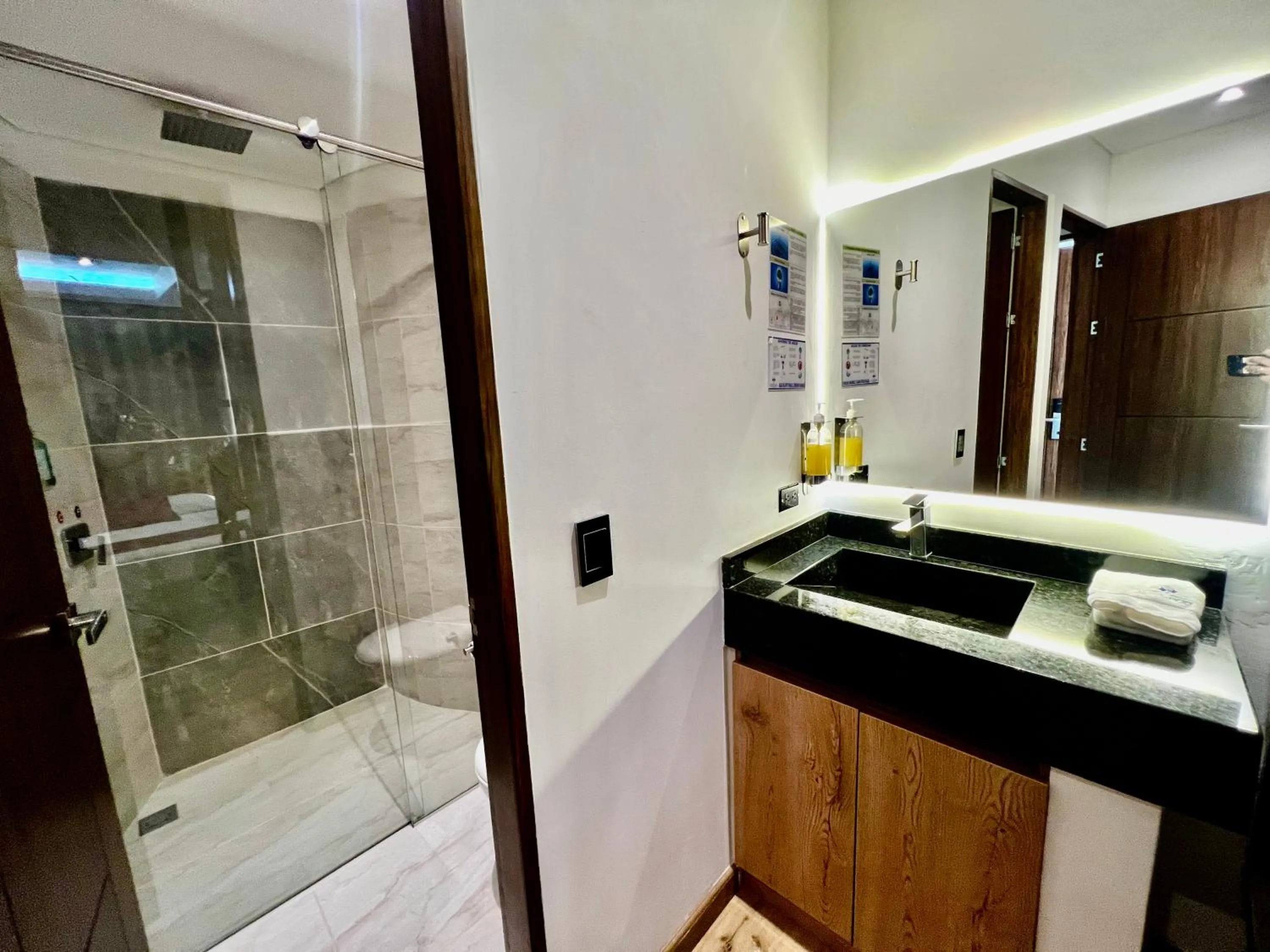 Shower in Hotel Toscana Oriente