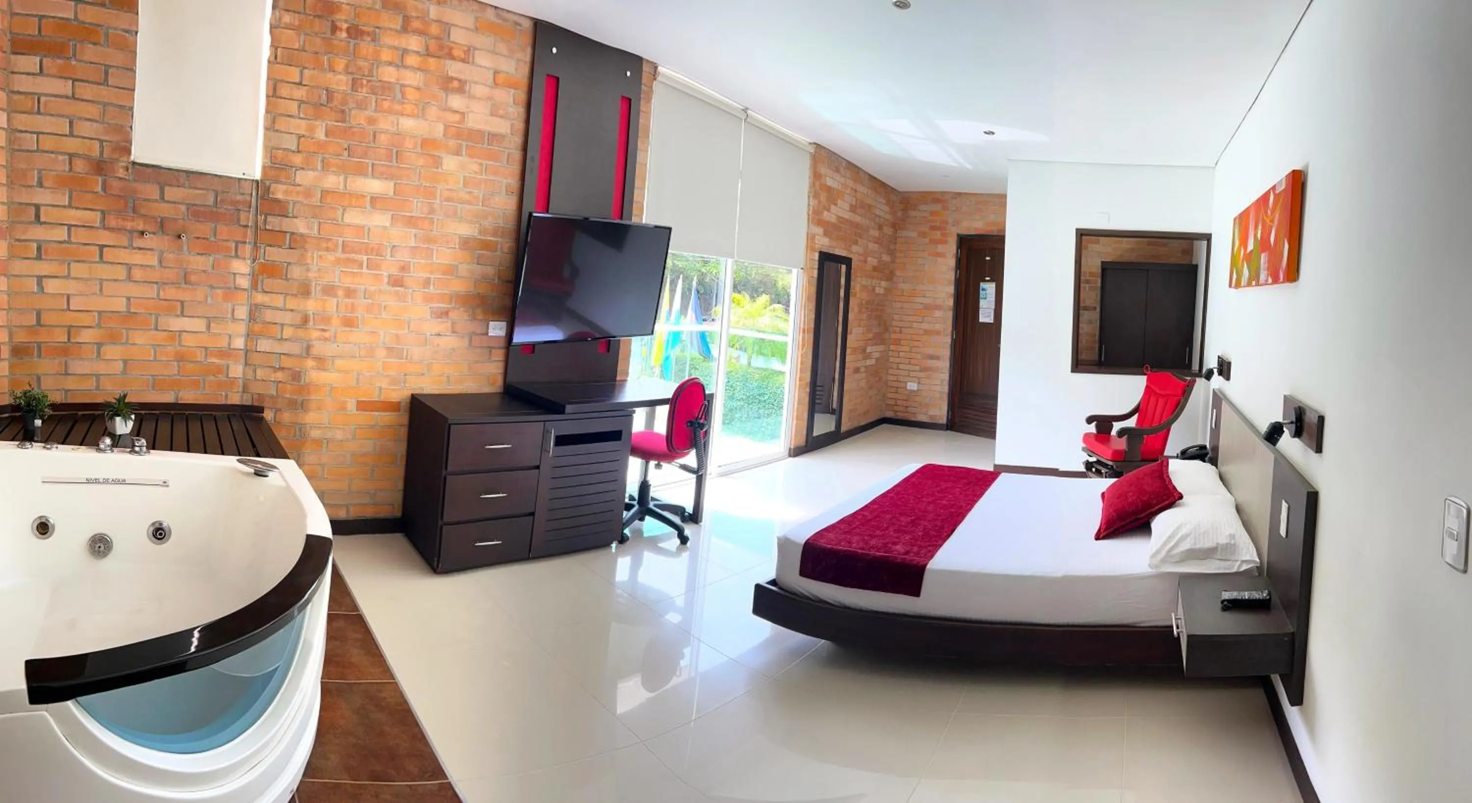 Hot Tub, Bed in Hotel Toscana Oriente