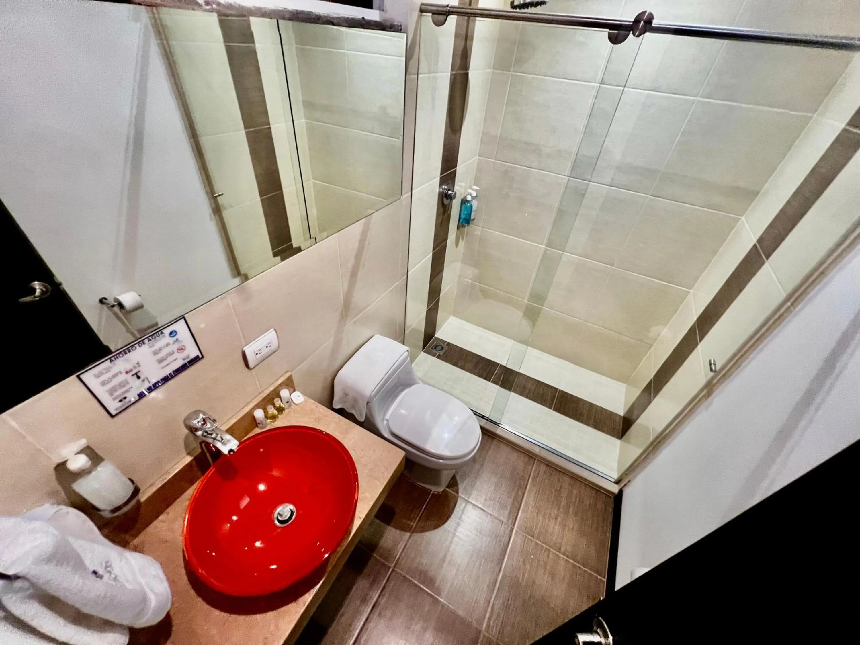 Shower in Hotel Toscana Oriente