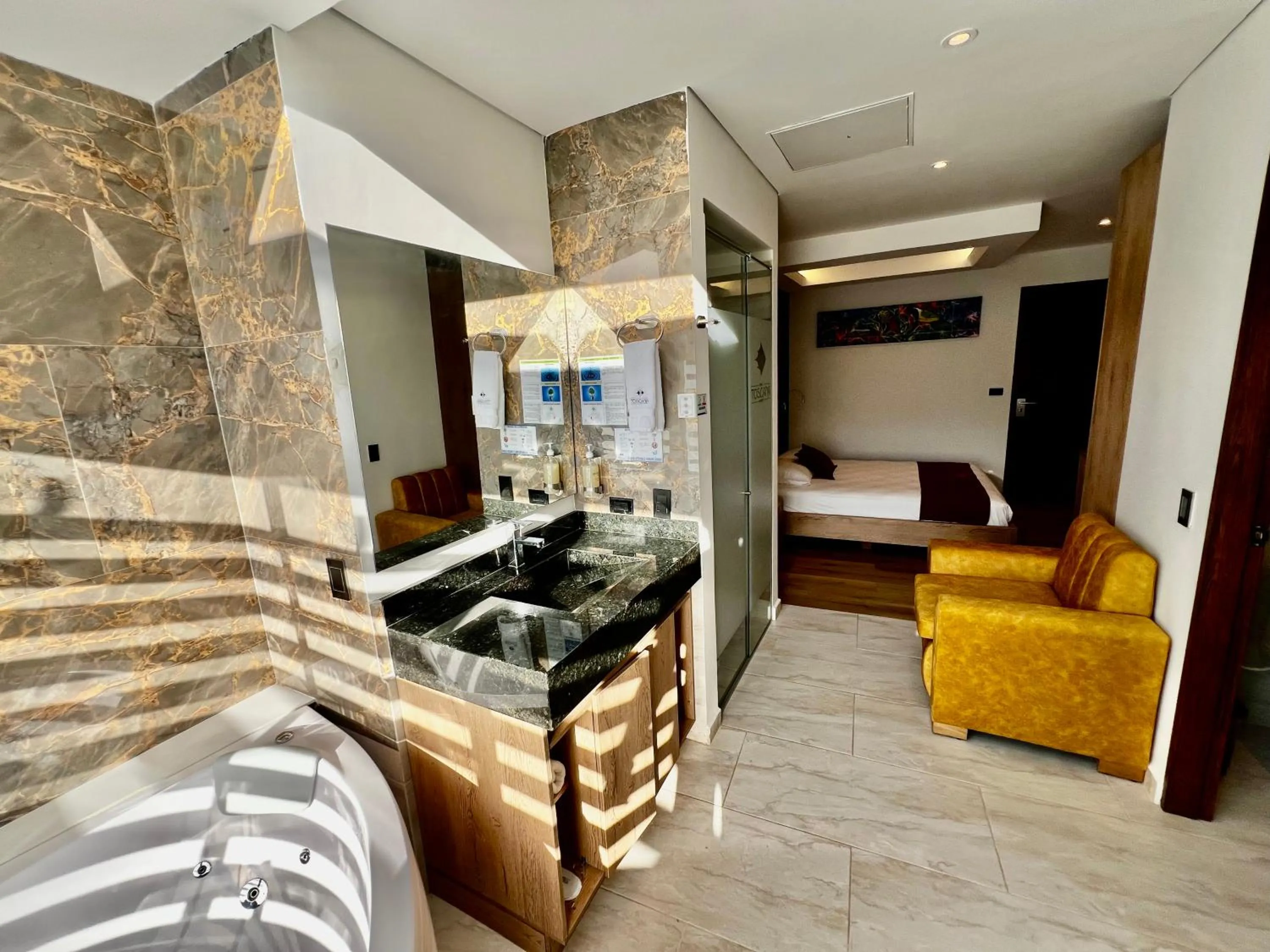 Hot Tub, Bed in Hotel Toscana Oriente