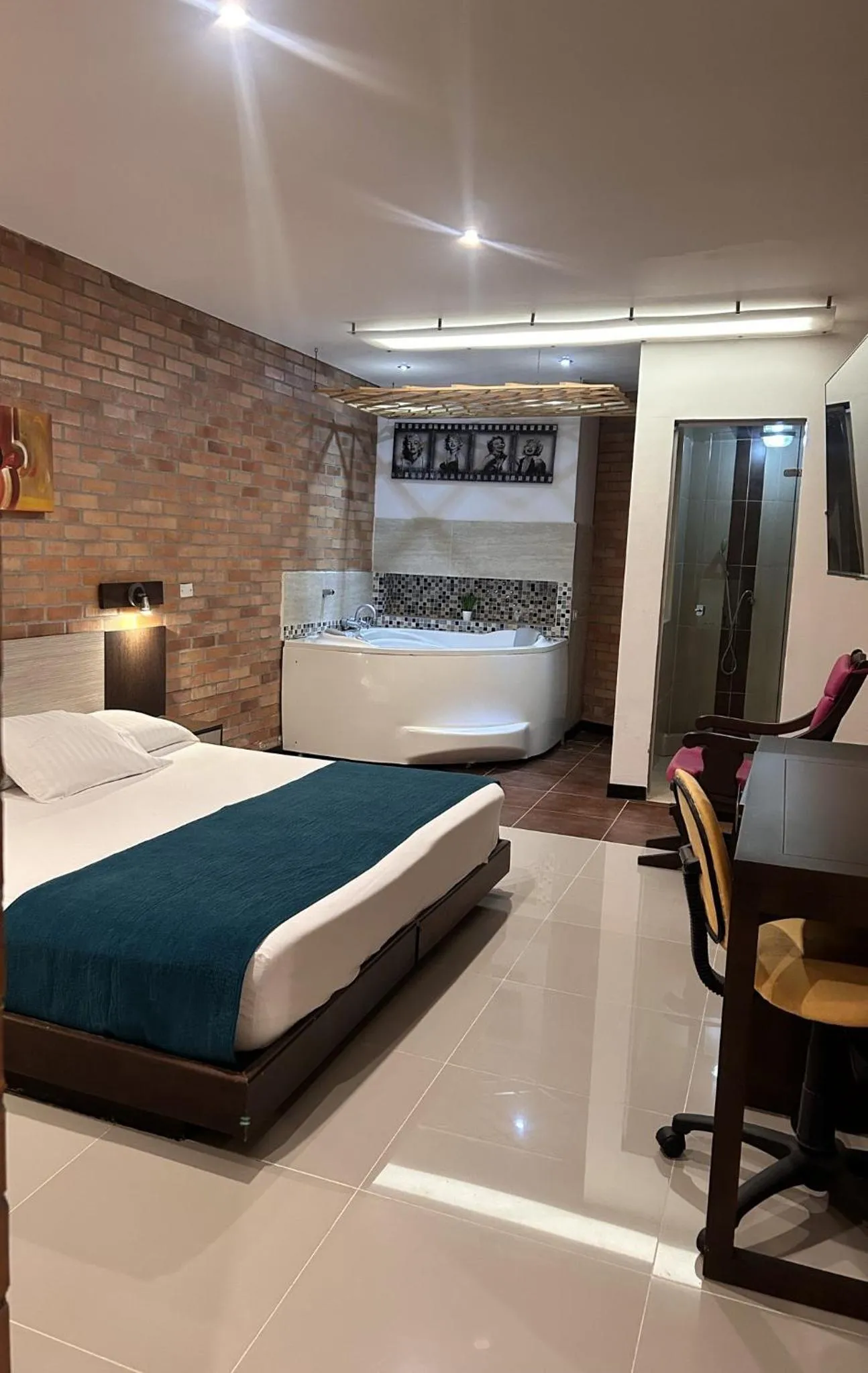 Hot Tub, Bed in Hotel Toscana Oriente