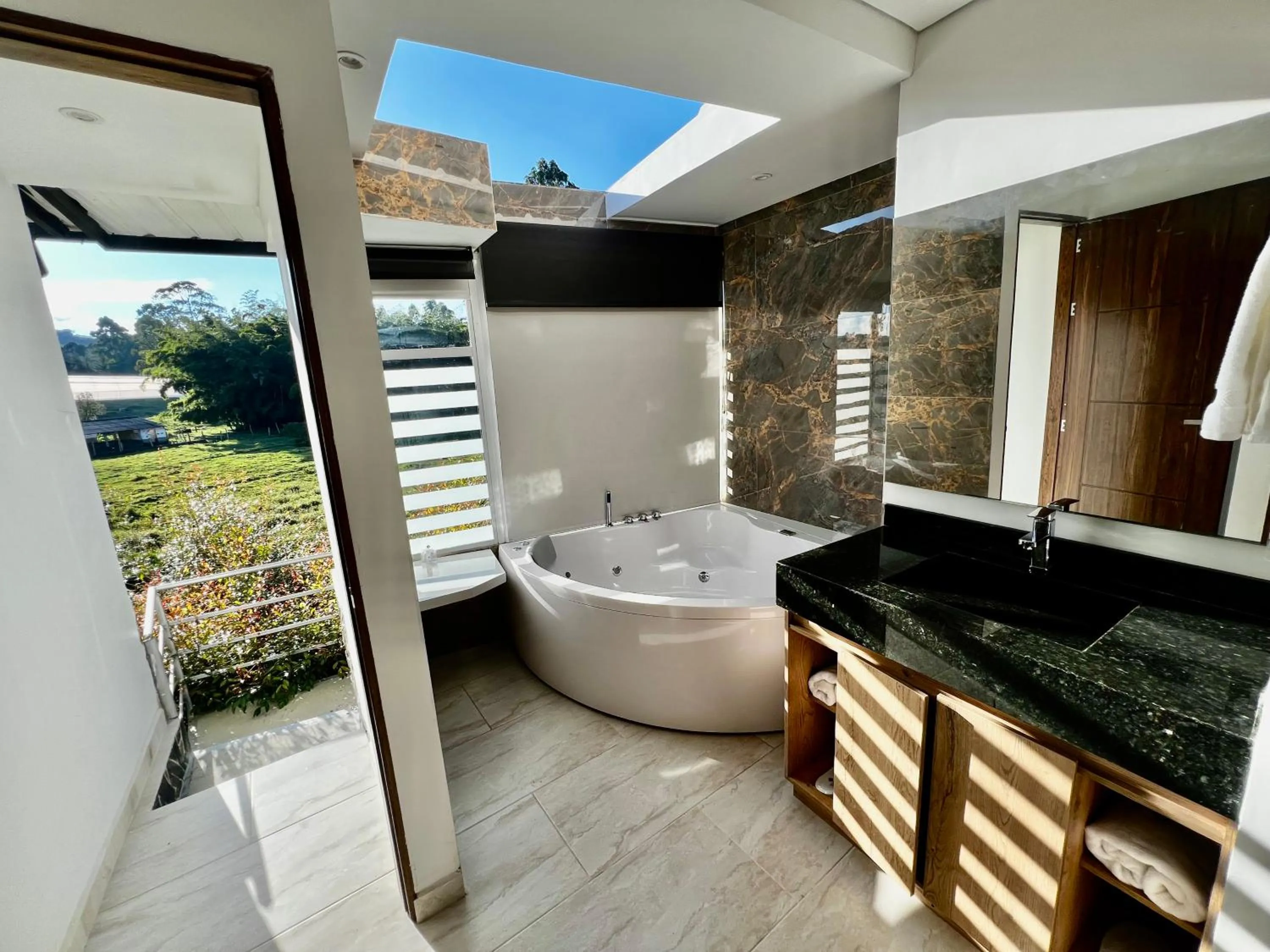 Hot Tub in Hotel Toscana Oriente