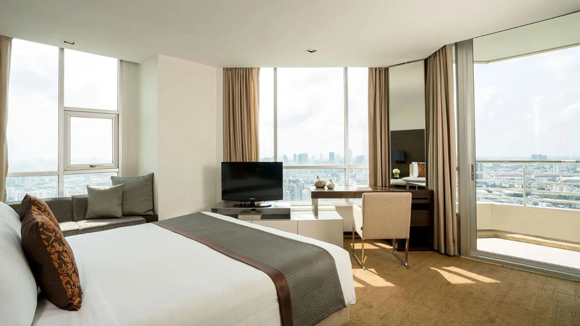 View (from property/room), Bed in JC Kevin Sathorn Bangkok Hotel