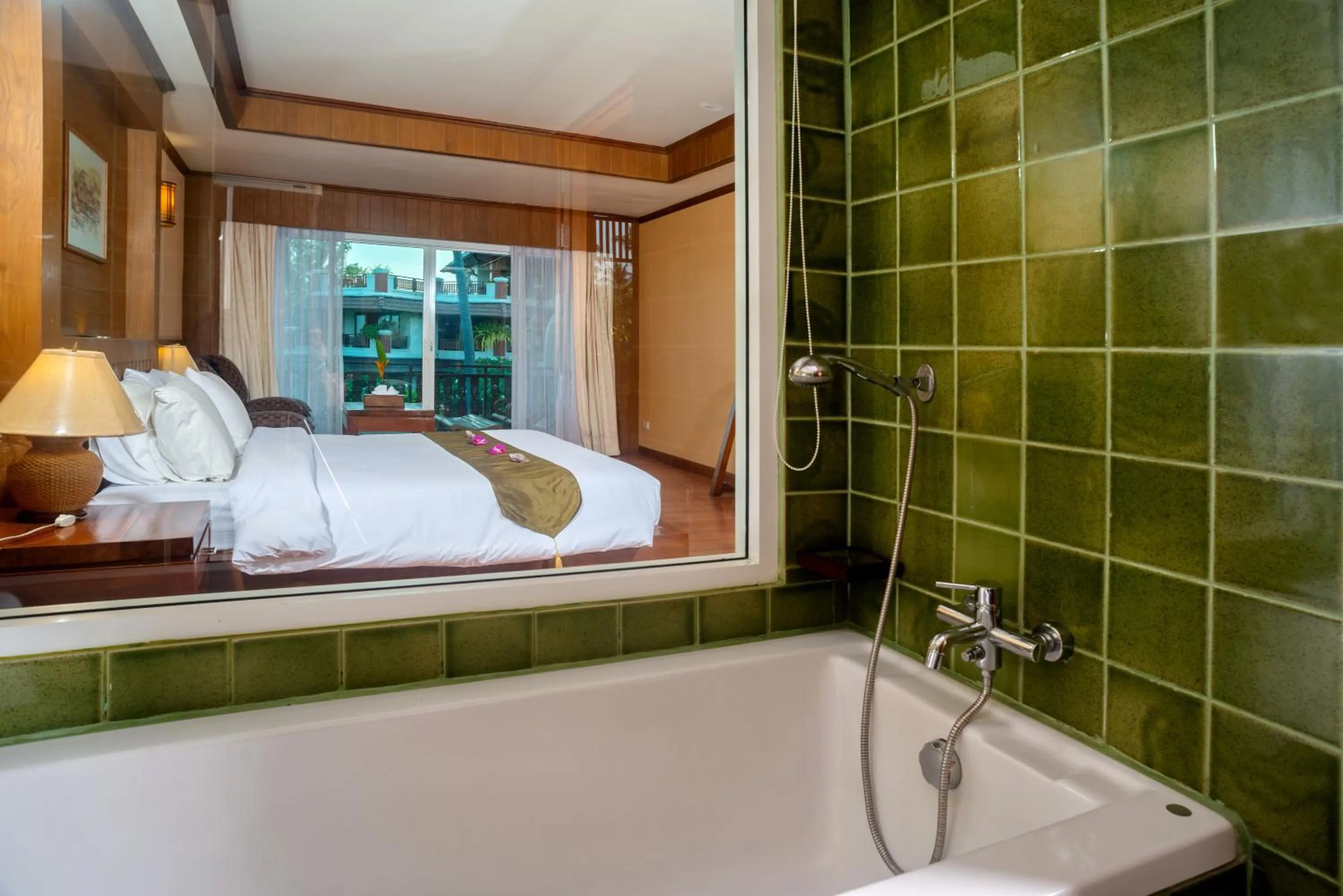 Bathroom, Bed in Aloha Resort