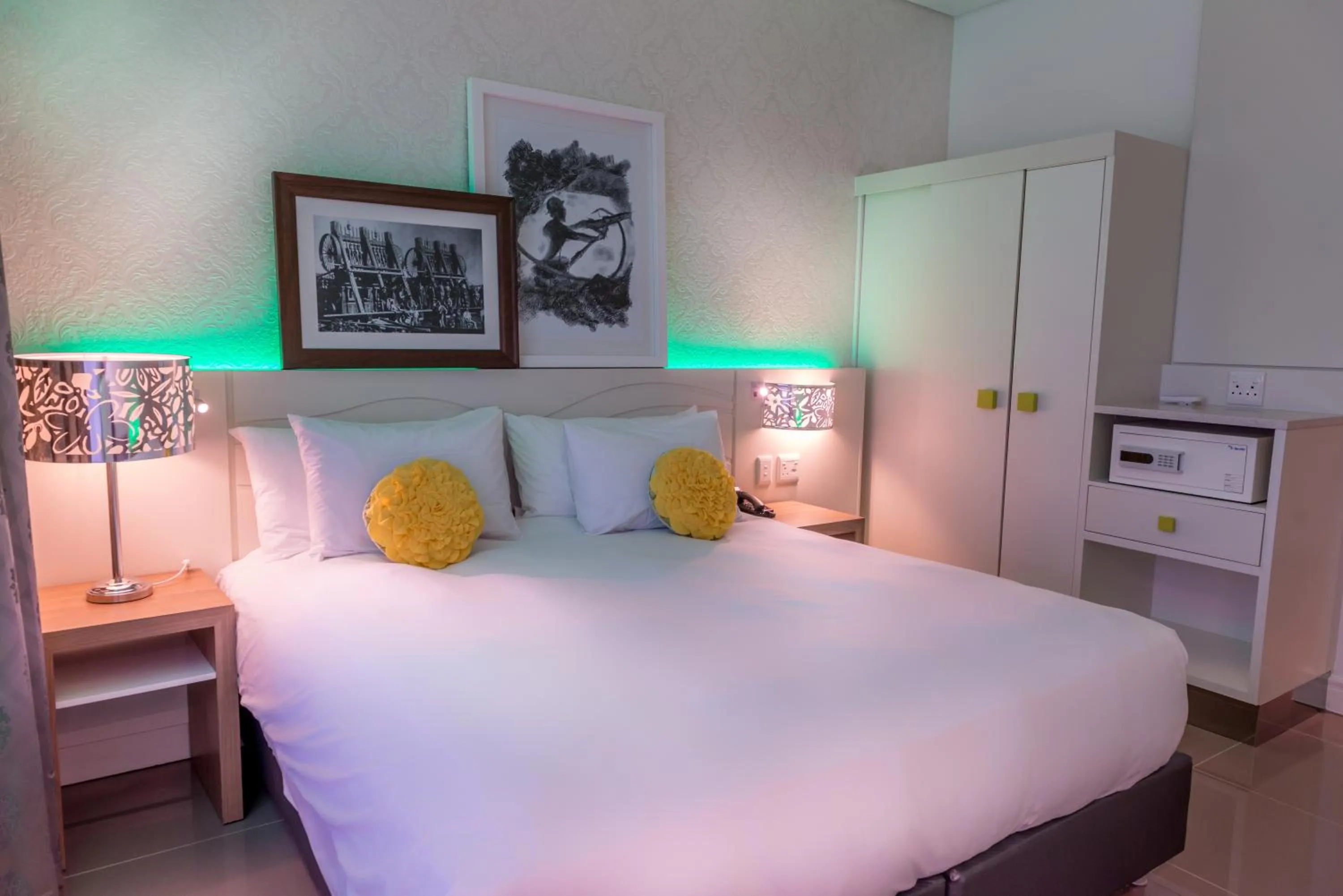 Photo of the whole room, Bed in Peermont Metcourt - Thaba Moshate