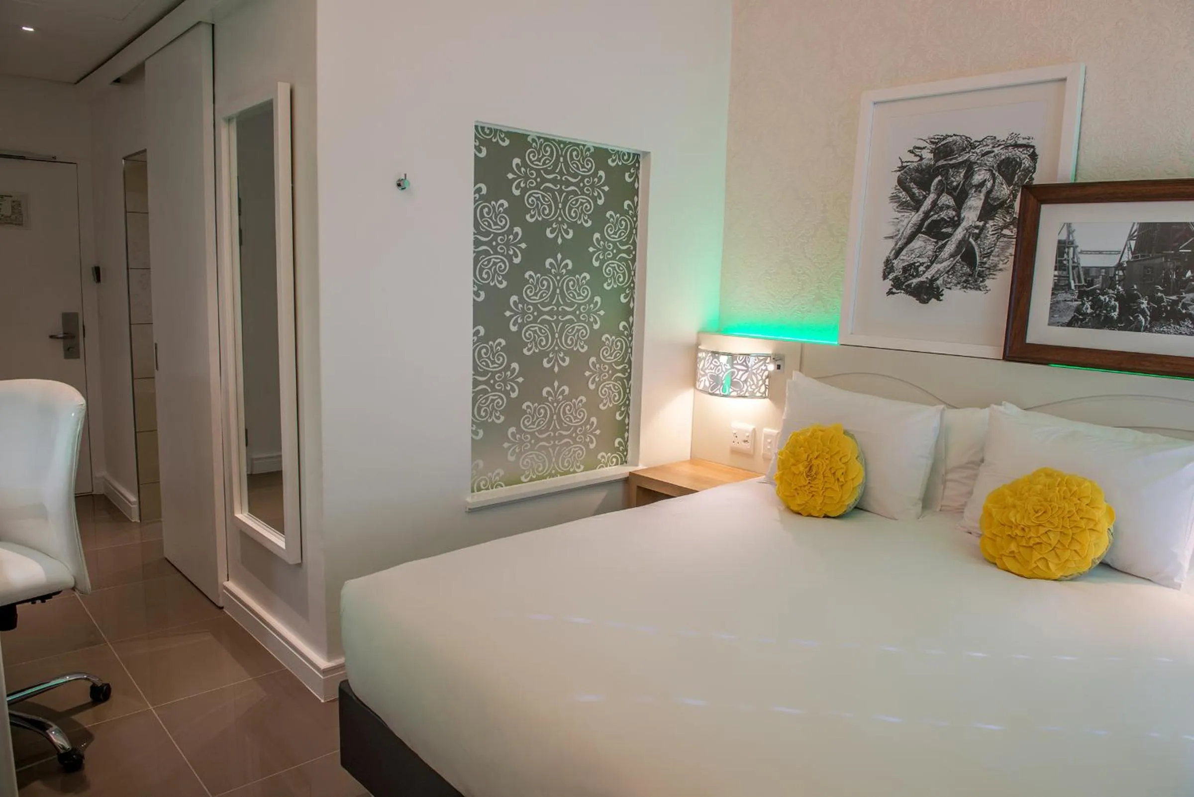 Photo of the whole room, Bed in Peermont Metcourt - Thaba Moshate