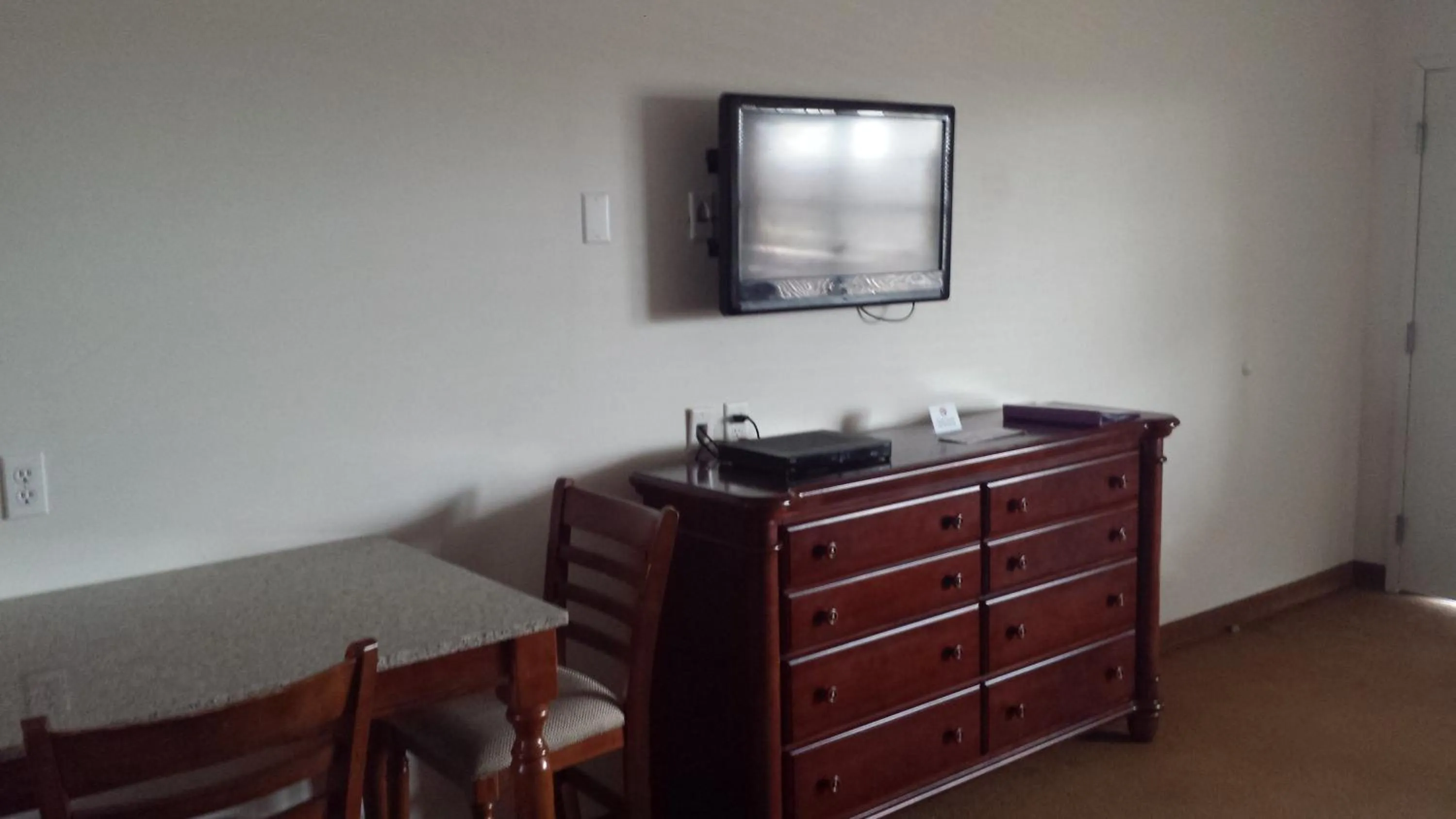 TV and multimedia in Shore Stay Suites