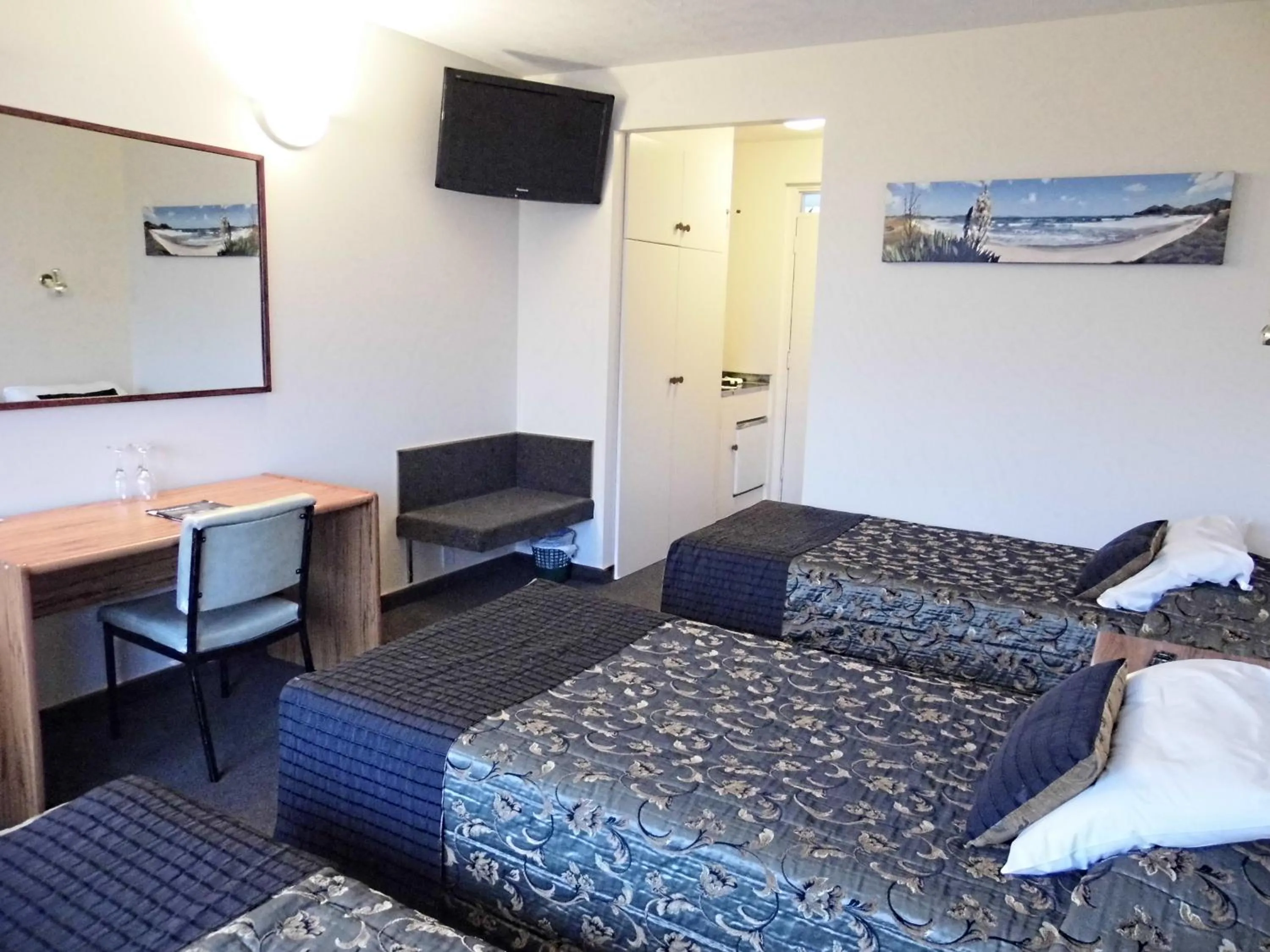 Bedroom, TV/Entertainment Center in The Westport Hotel