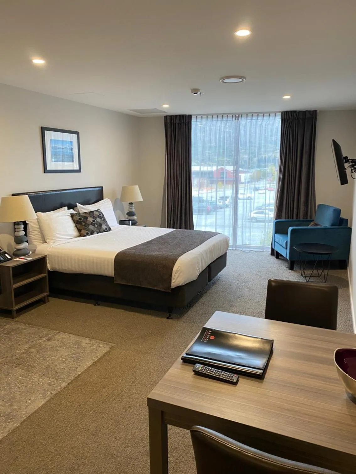Photo of the whole room, Bed in Ramada Suites by Wyndham Queenstown Remarkables Park