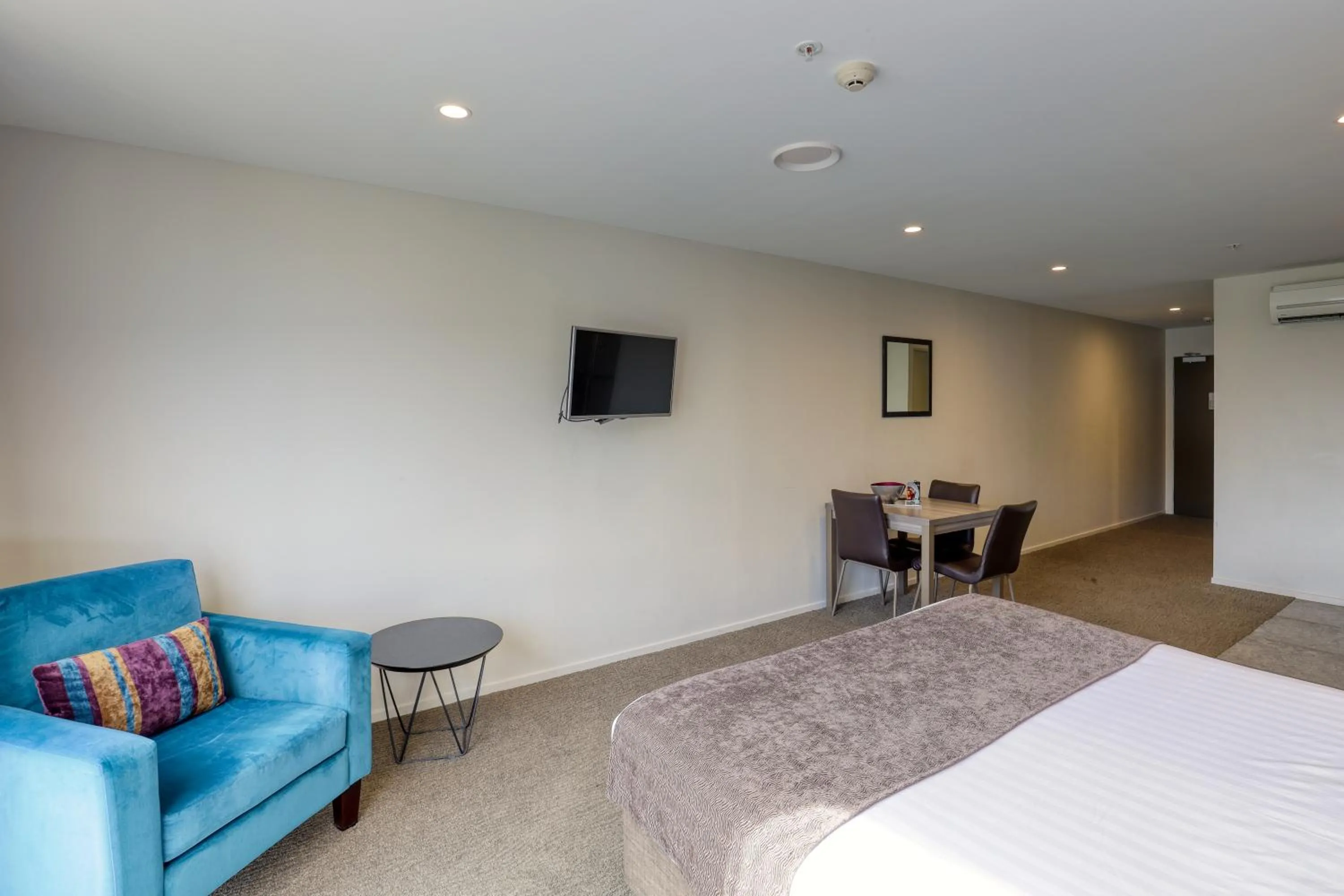 Seating area, Bed in Ramada Suites by Wyndham Queenstown Remarkables Park