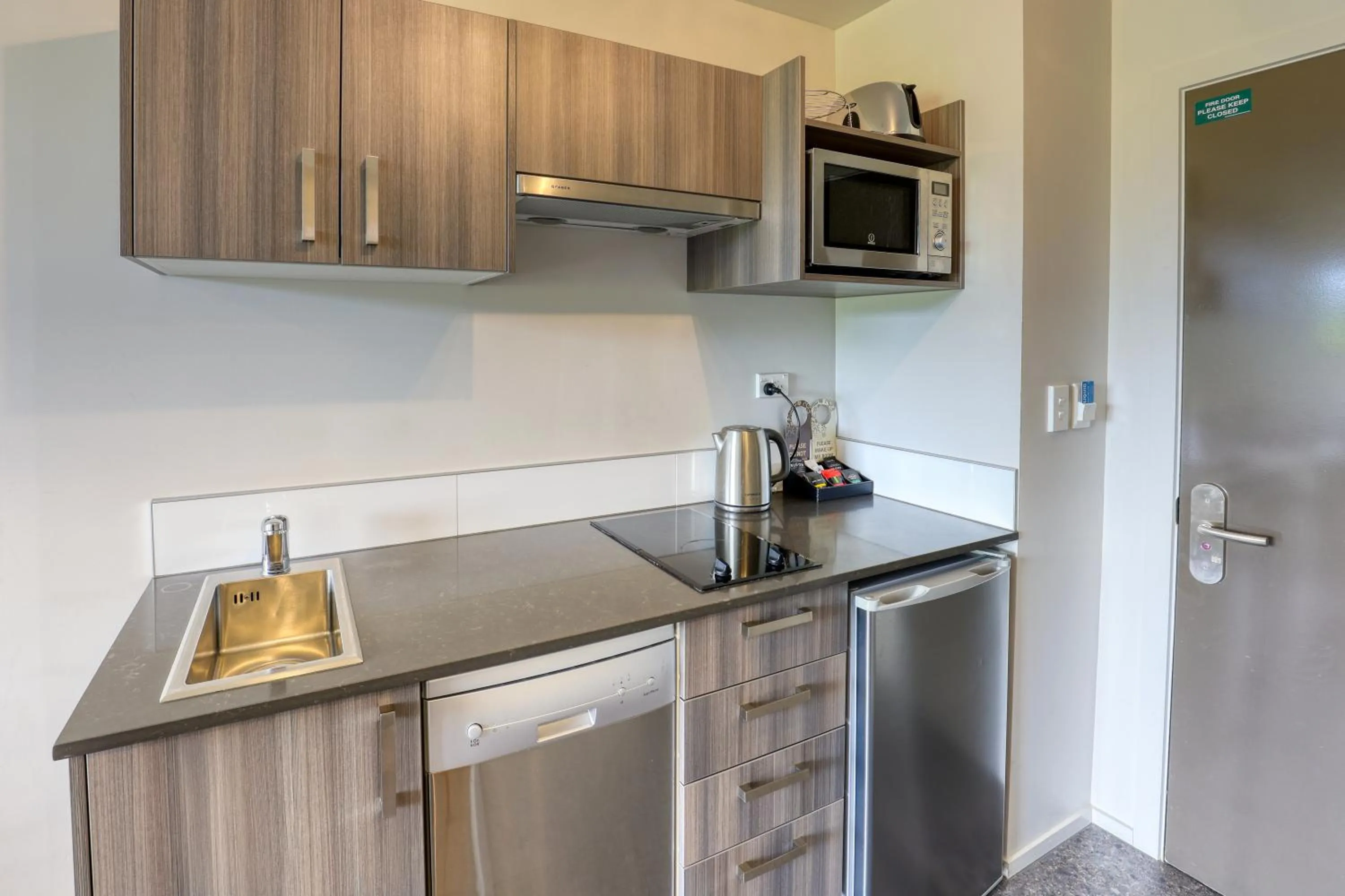 Kitchen or kitchenette in Ramada Suites by Wyndham Queenstown Remarkables Park