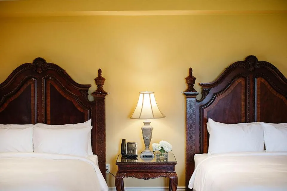 Bed in Riverbend Inn & Vineyard