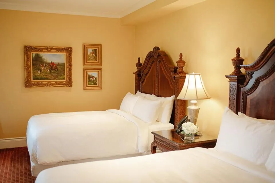 Bed in Riverbend Inn & Vineyard