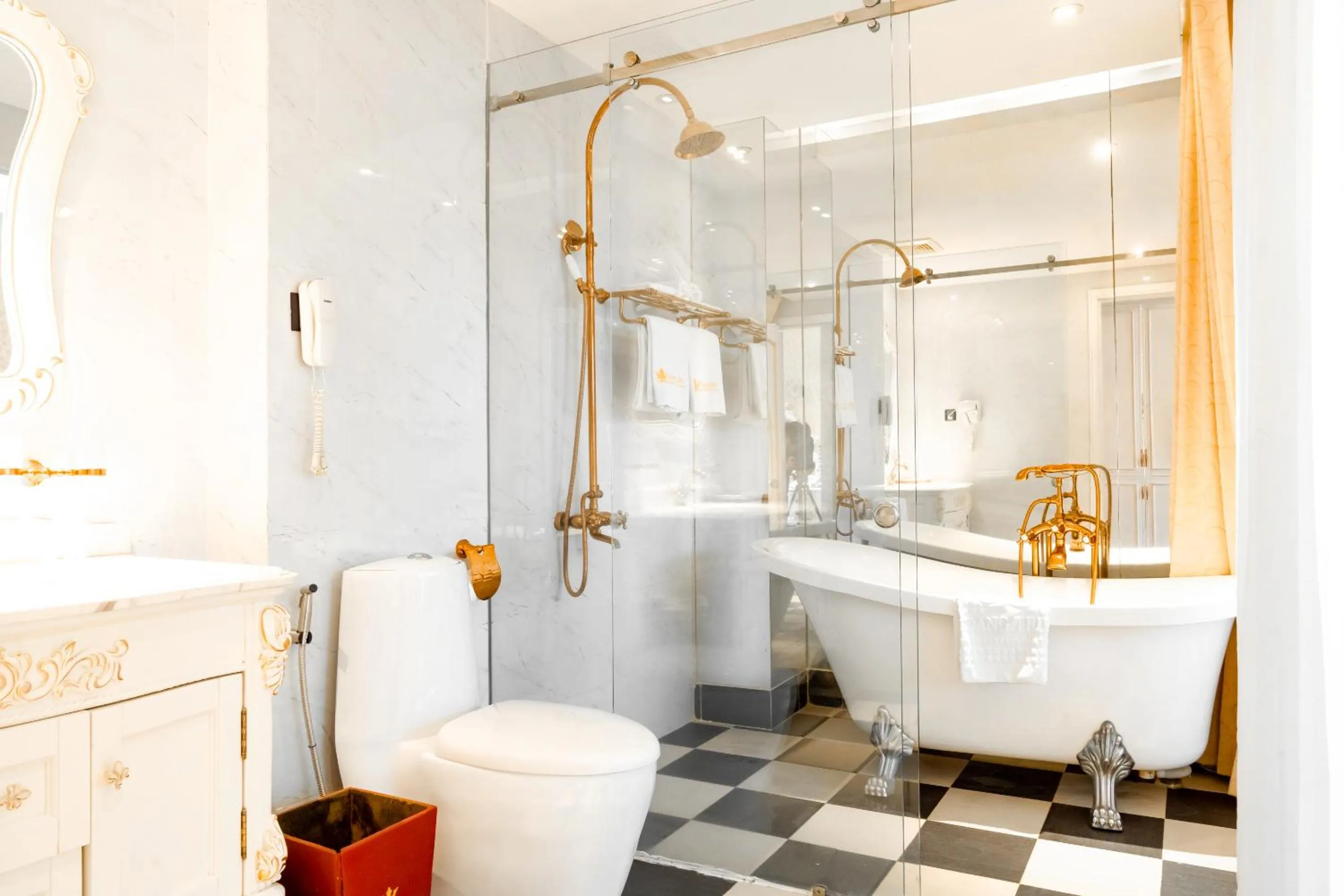 Shower in Hoang Trieu Hotel