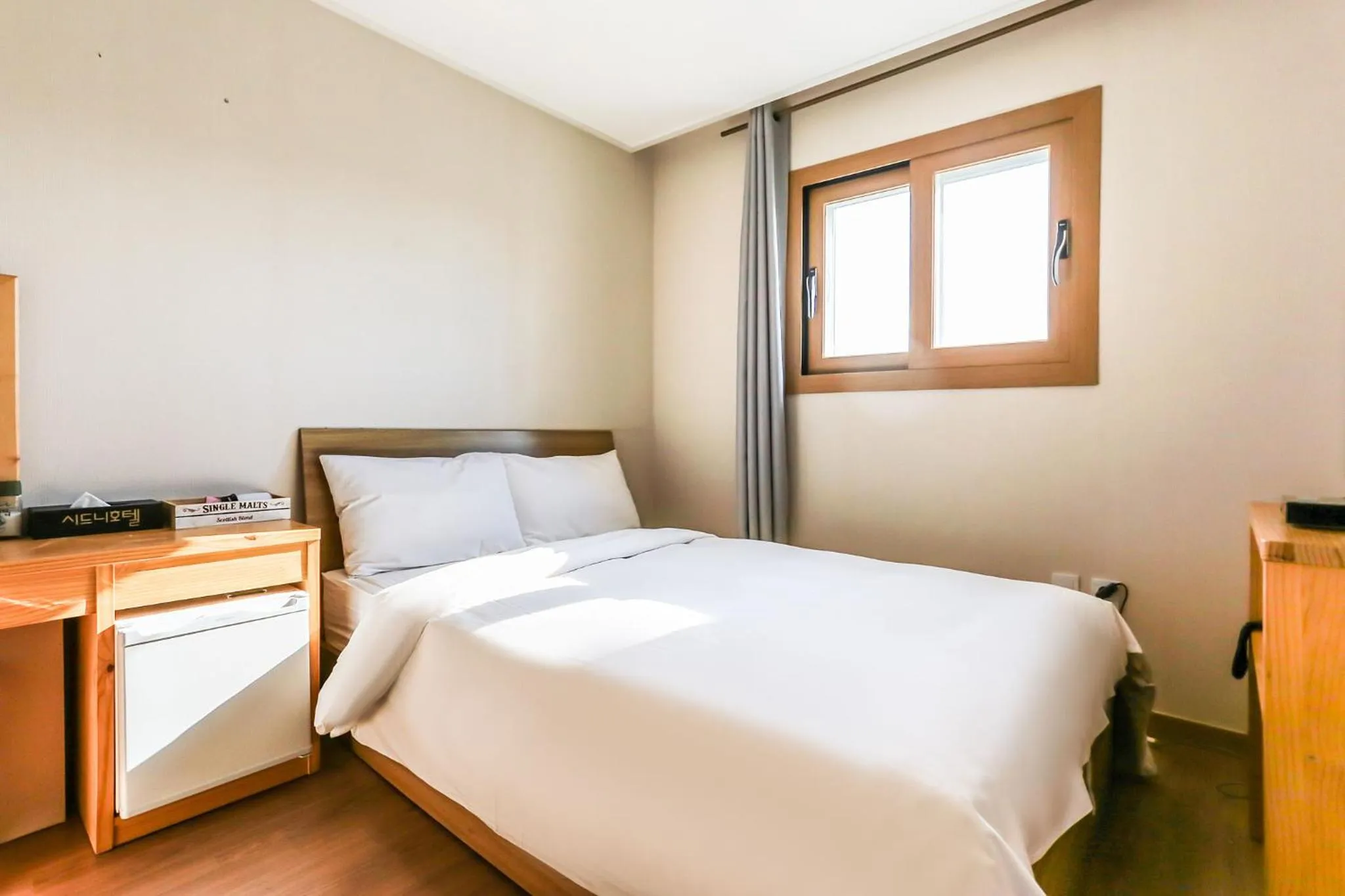 Bed in Fantastic Ocean View Sydney Hotel