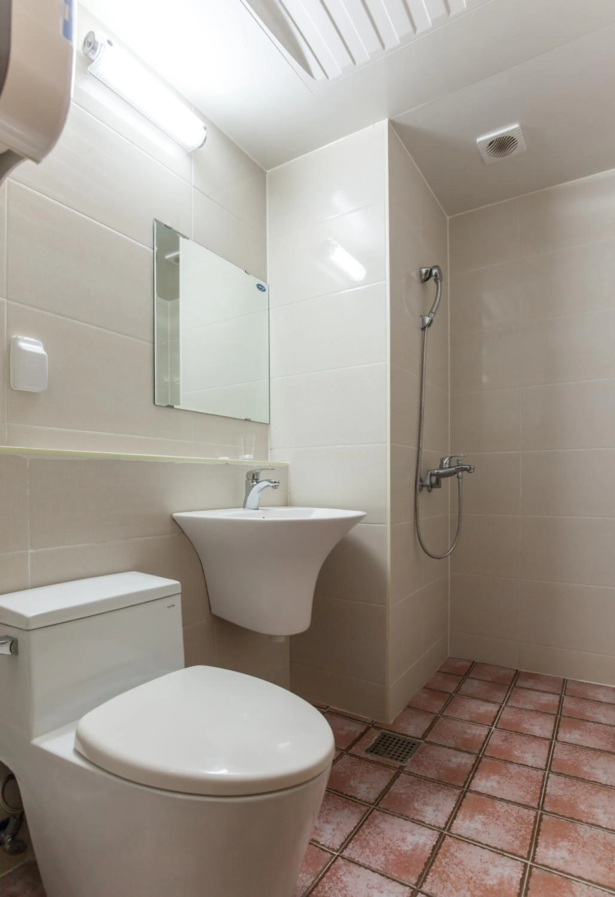 Shower in Fantastic Ocean View Sydney Hotel