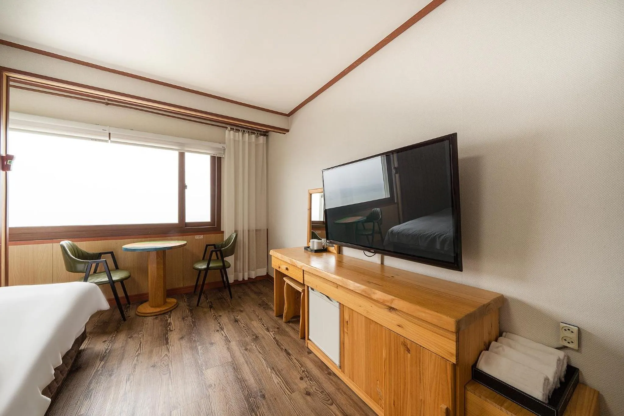 Communal lounge/ TV room, Bed in Fantastic Ocean View Sydney Hotel