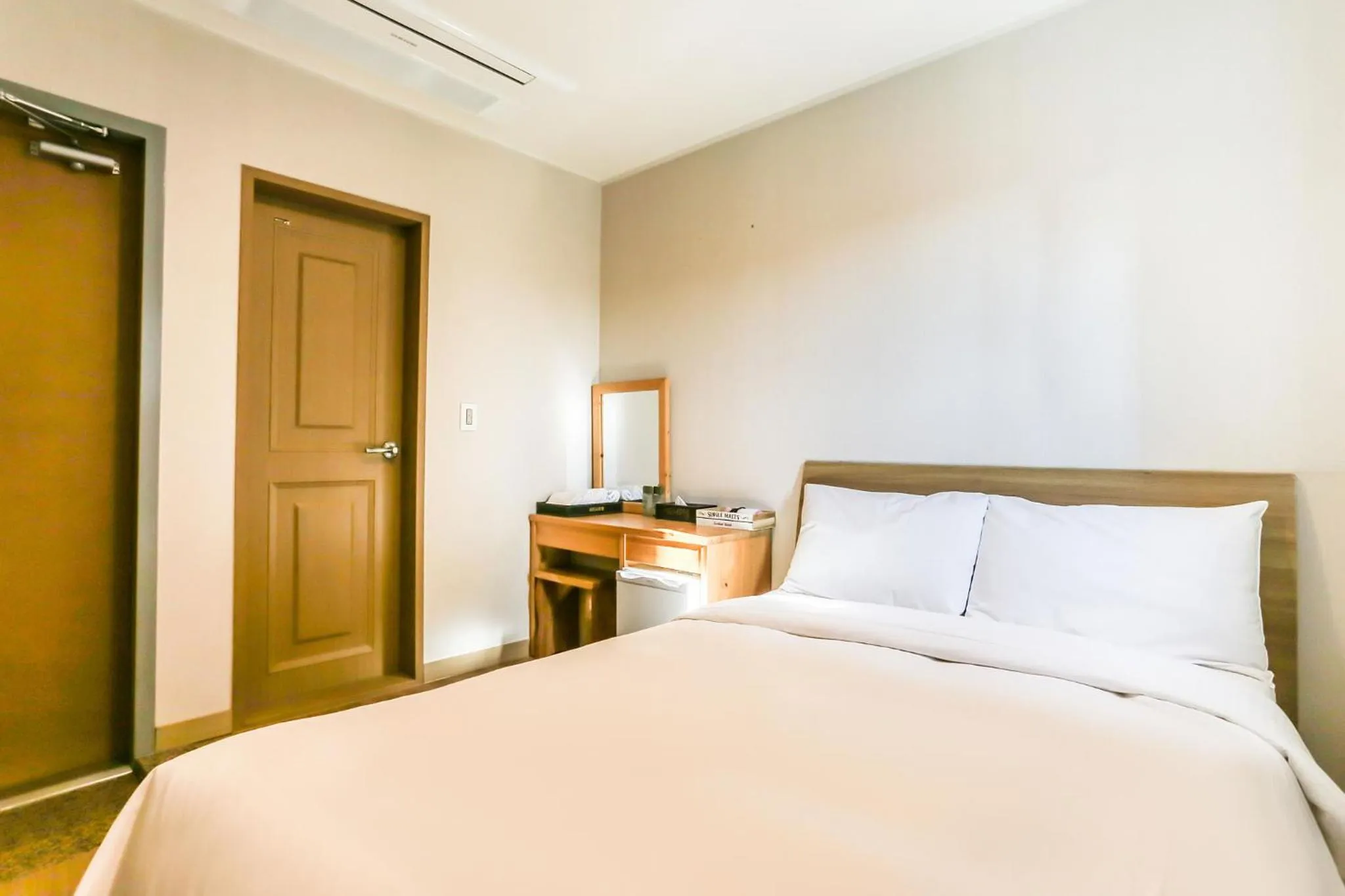 Bed in Fantastic Ocean View Sydney Hotel