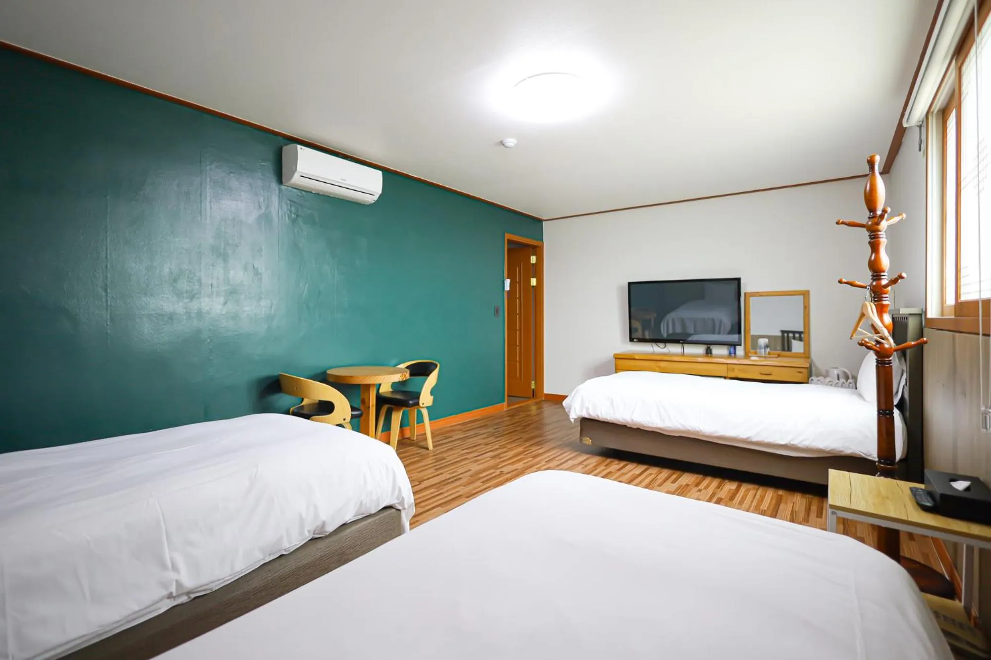 Bedroom, Bed in Fantastic Ocean View Sydney Hotel