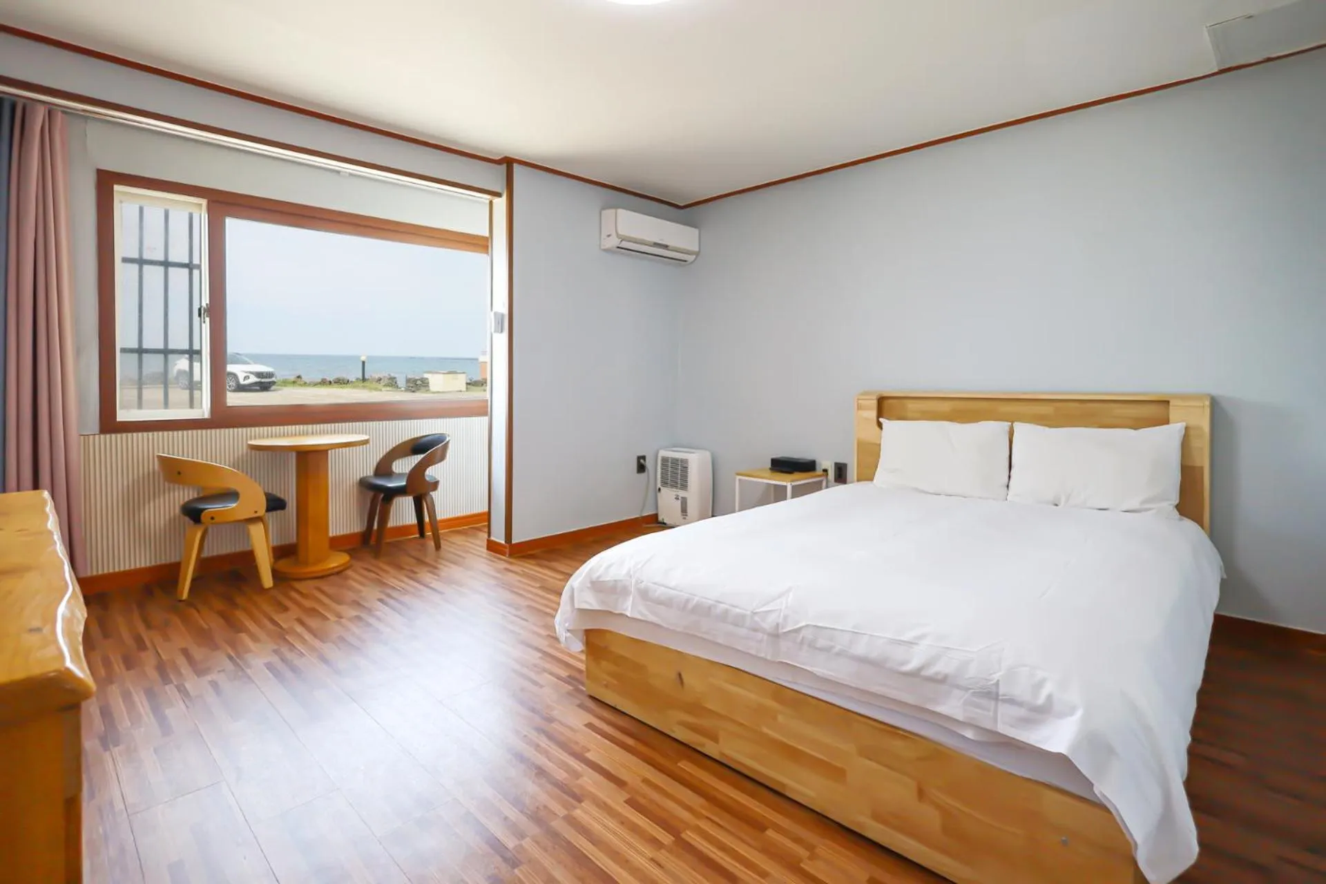 Photo of the whole room, Bed in Fantastic Ocean View Sydney Hotel