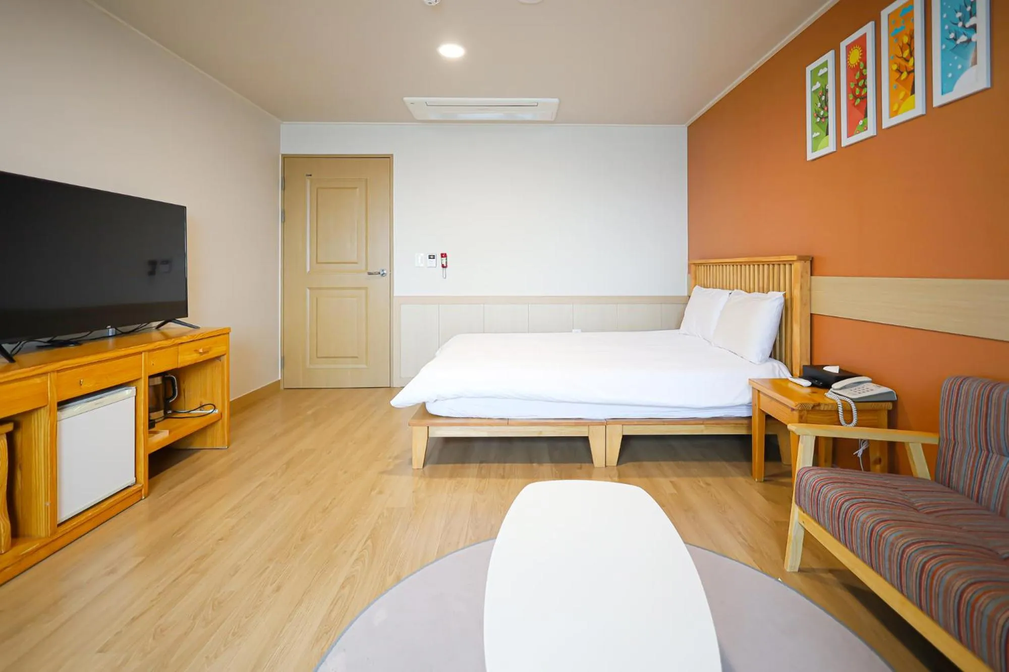 Communal lounge/ TV room, Bed in Fantastic Ocean View Sydney Hotel