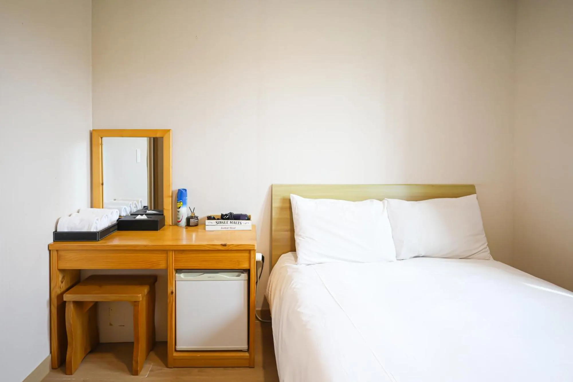 Bedroom, Bed in Fantastic Ocean View Sydney Hotel