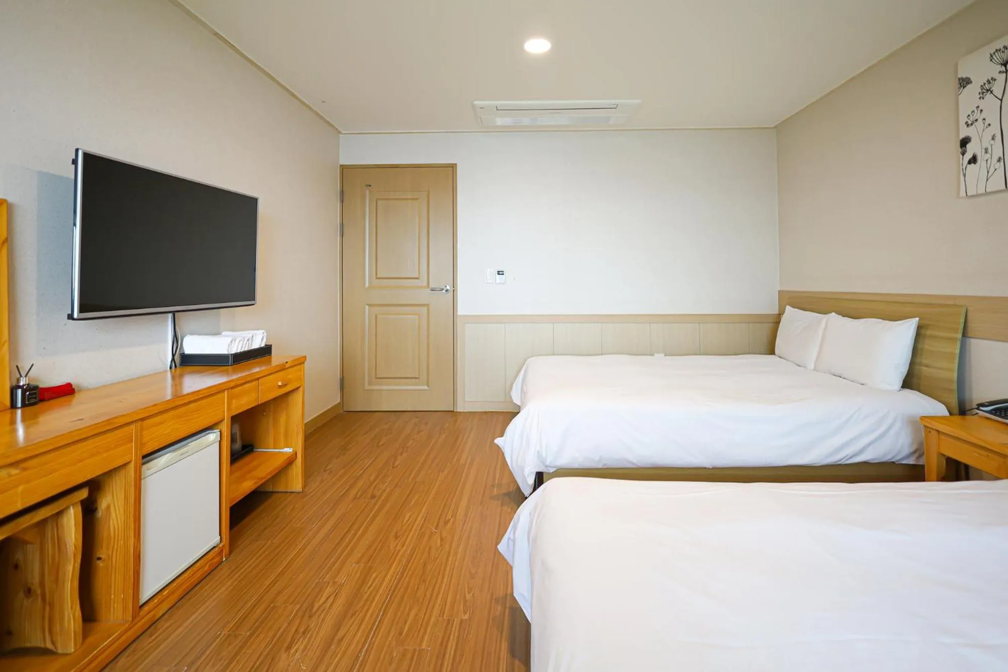Seating area, Bed in Fantastic Ocean View Sydney Hotel