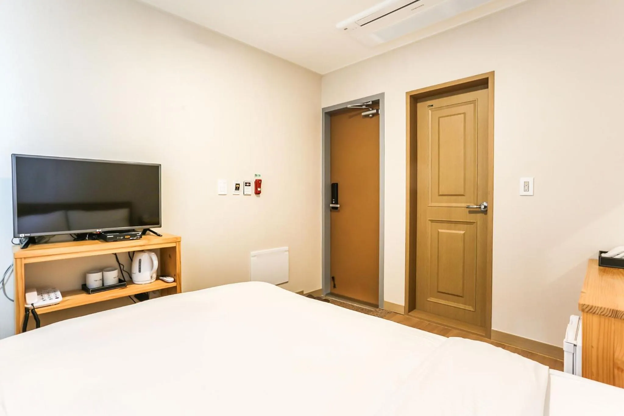 Bedroom, Bed in Fantastic Ocean View Sydney Hotel