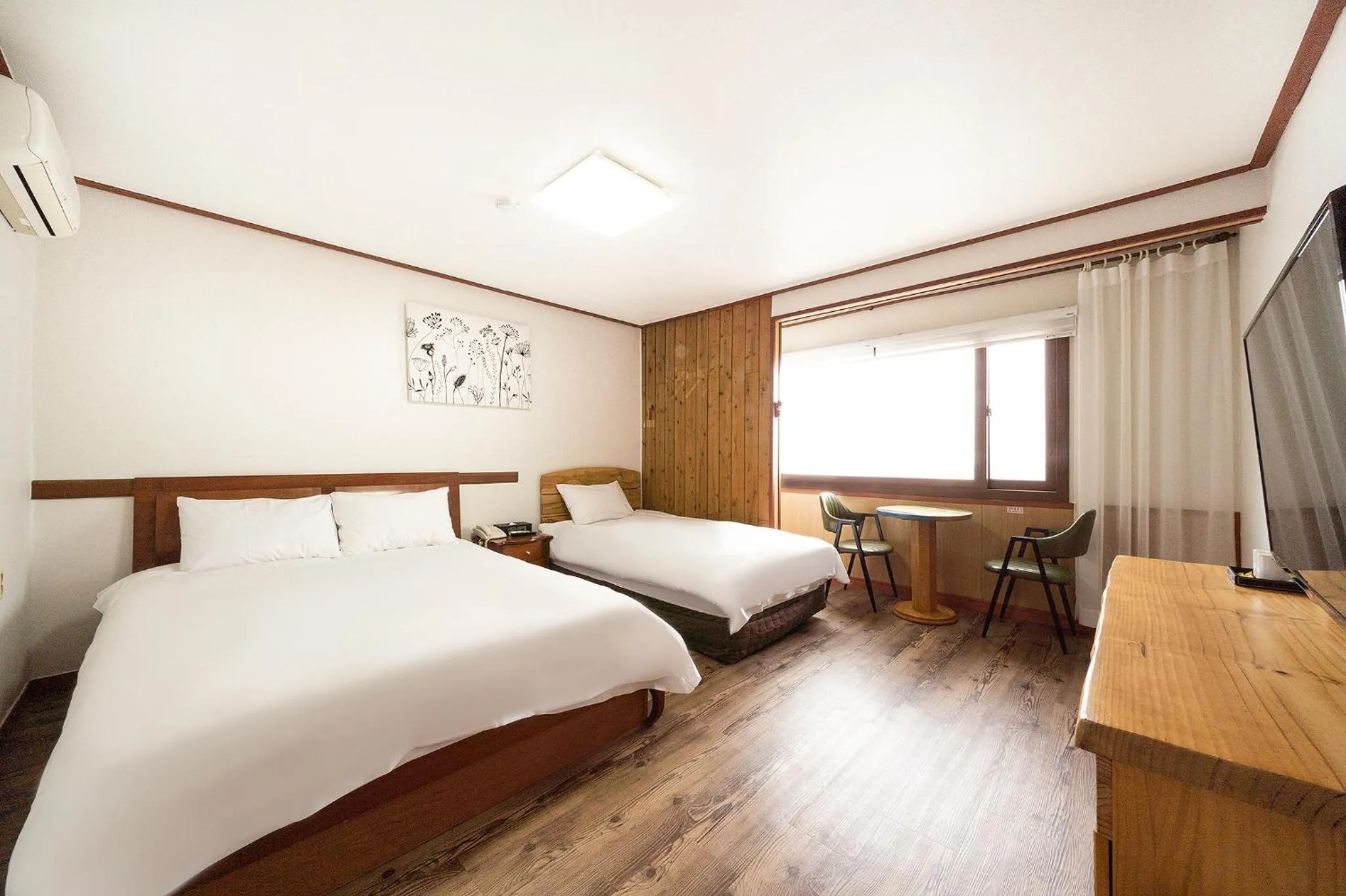 Photo of the whole room in Fantastic Ocean View Sydney Hotel