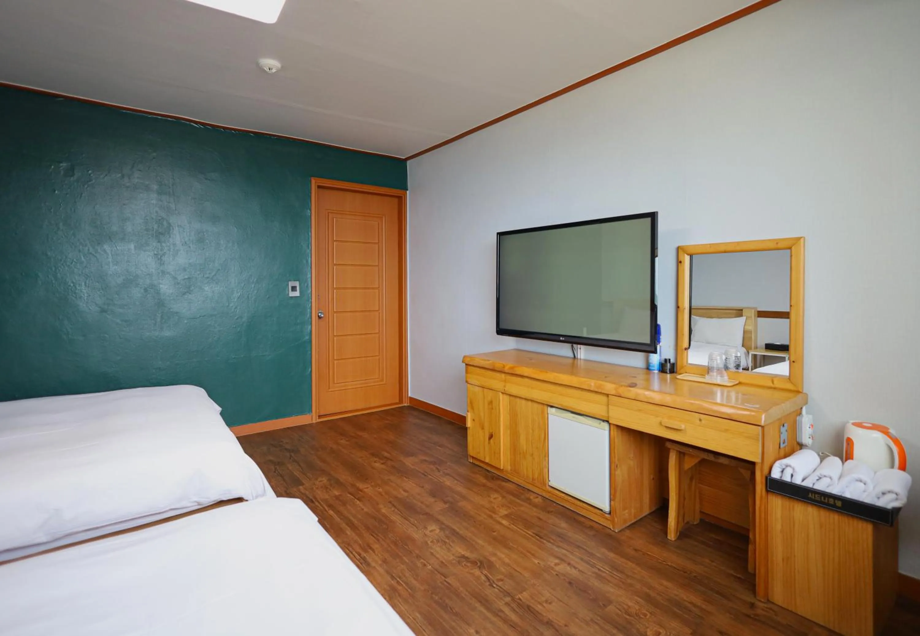 Communal lounge/ TV room, Bed in Fantastic Ocean View Sydney Hotel