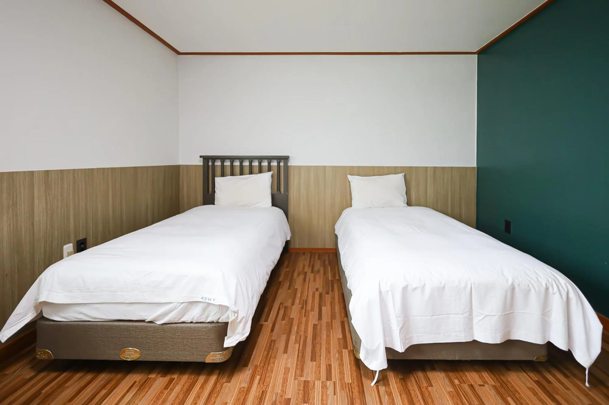 Seating area, Bed in Fantastic Ocean View Sydney Hotel