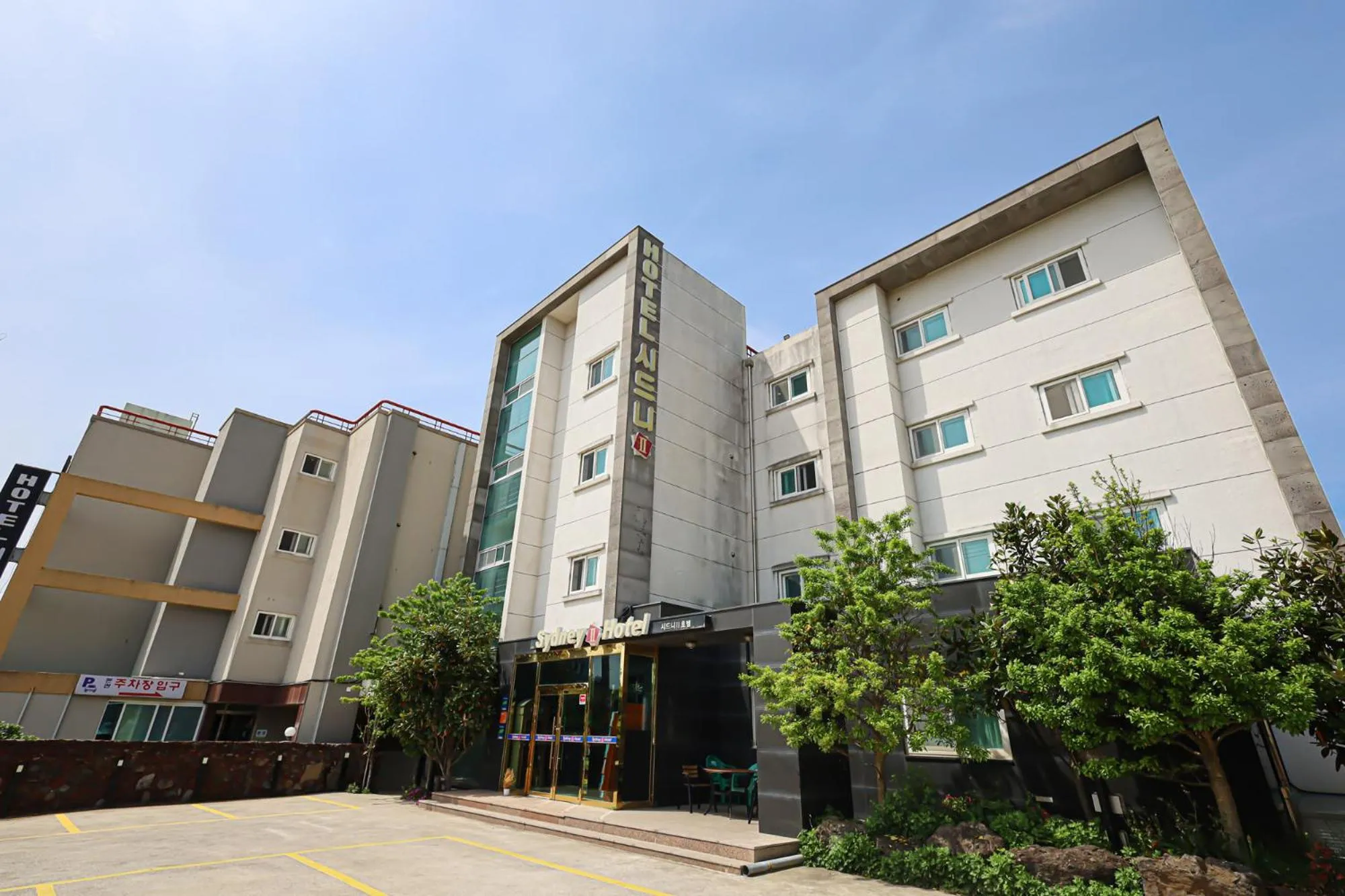 Property building in Fantastic Ocean View Sydney Hotel