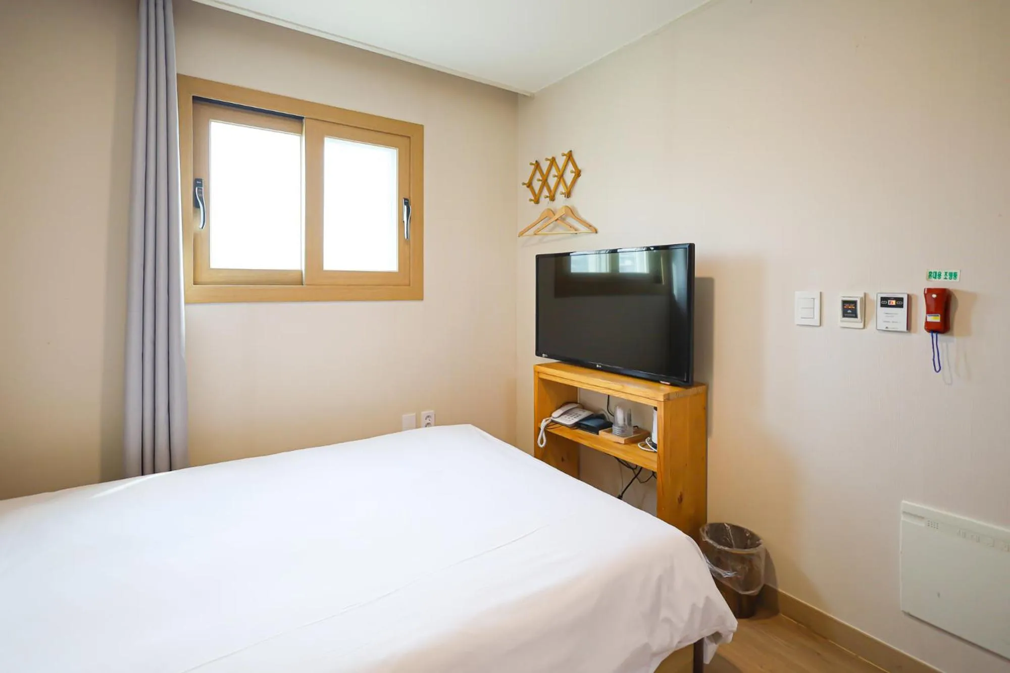 Seating area, Bed in Fantastic Ocean View Sydney Hotel